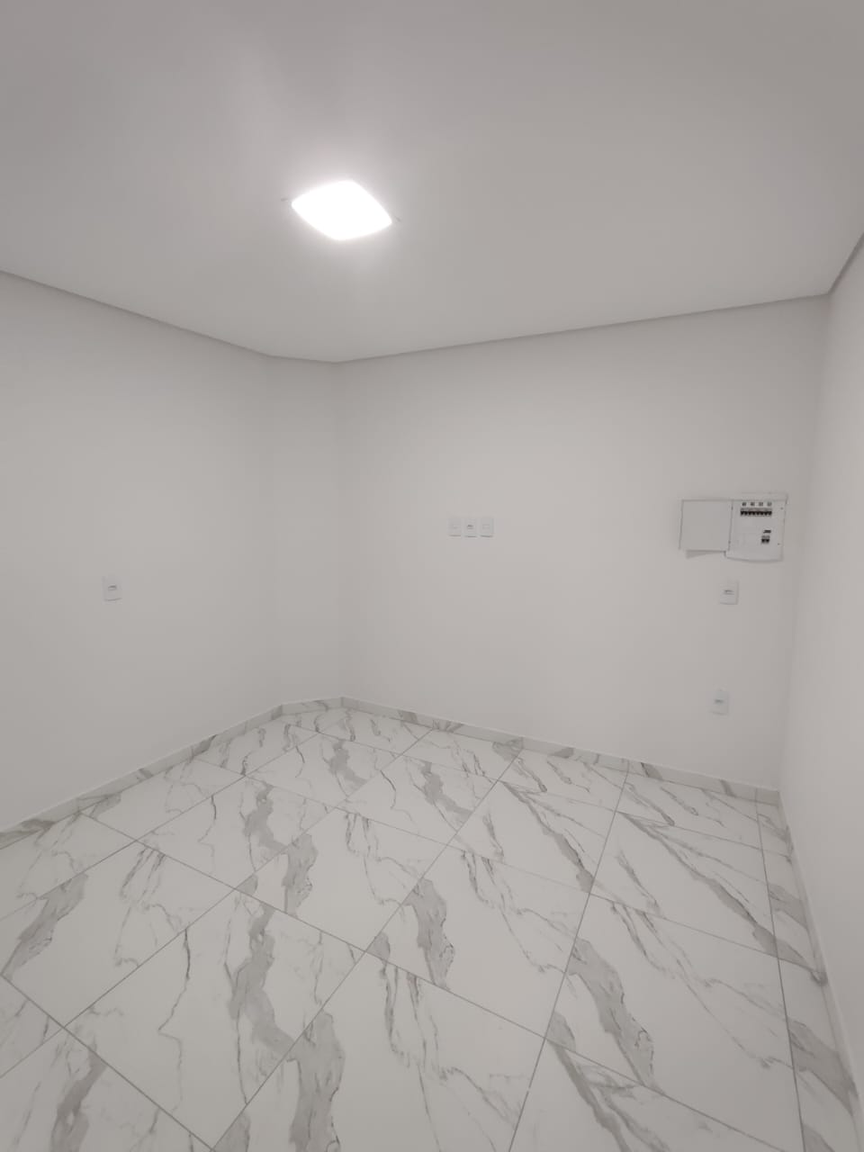 Aluga Apartamento Novo de 2/4 na Av. Porto Seguro (2°Andar)