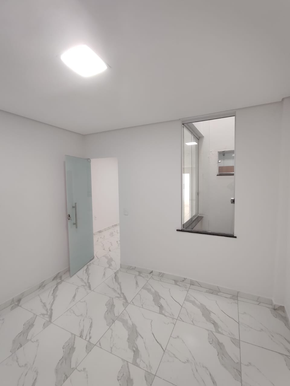 Aluga Apartamento Novo de 2/4 na Av. Porto Seguro (2°Andar)