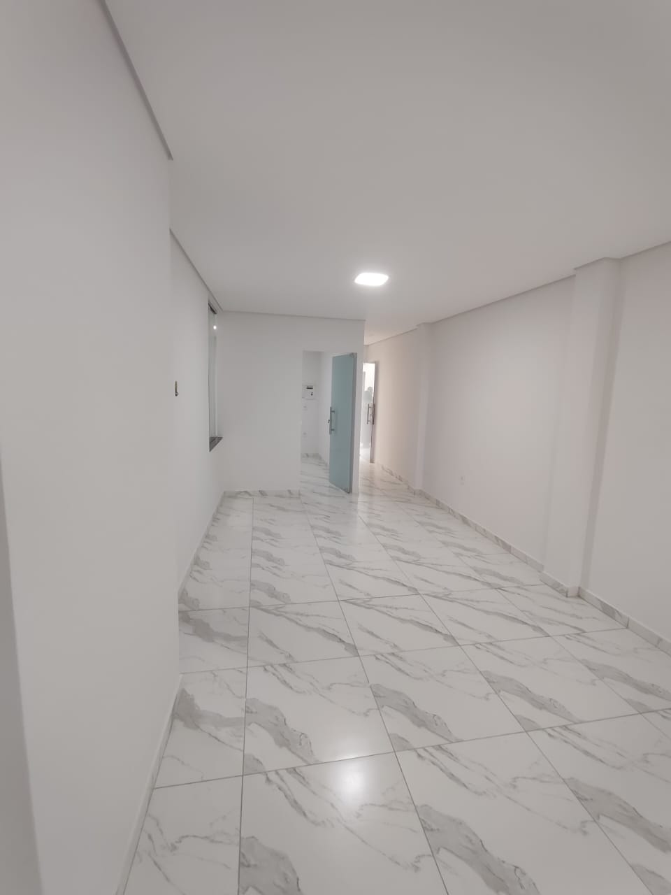 Aluga Apartamento Novo de 2/4 na Av. Porto Seguro (2°Andar)