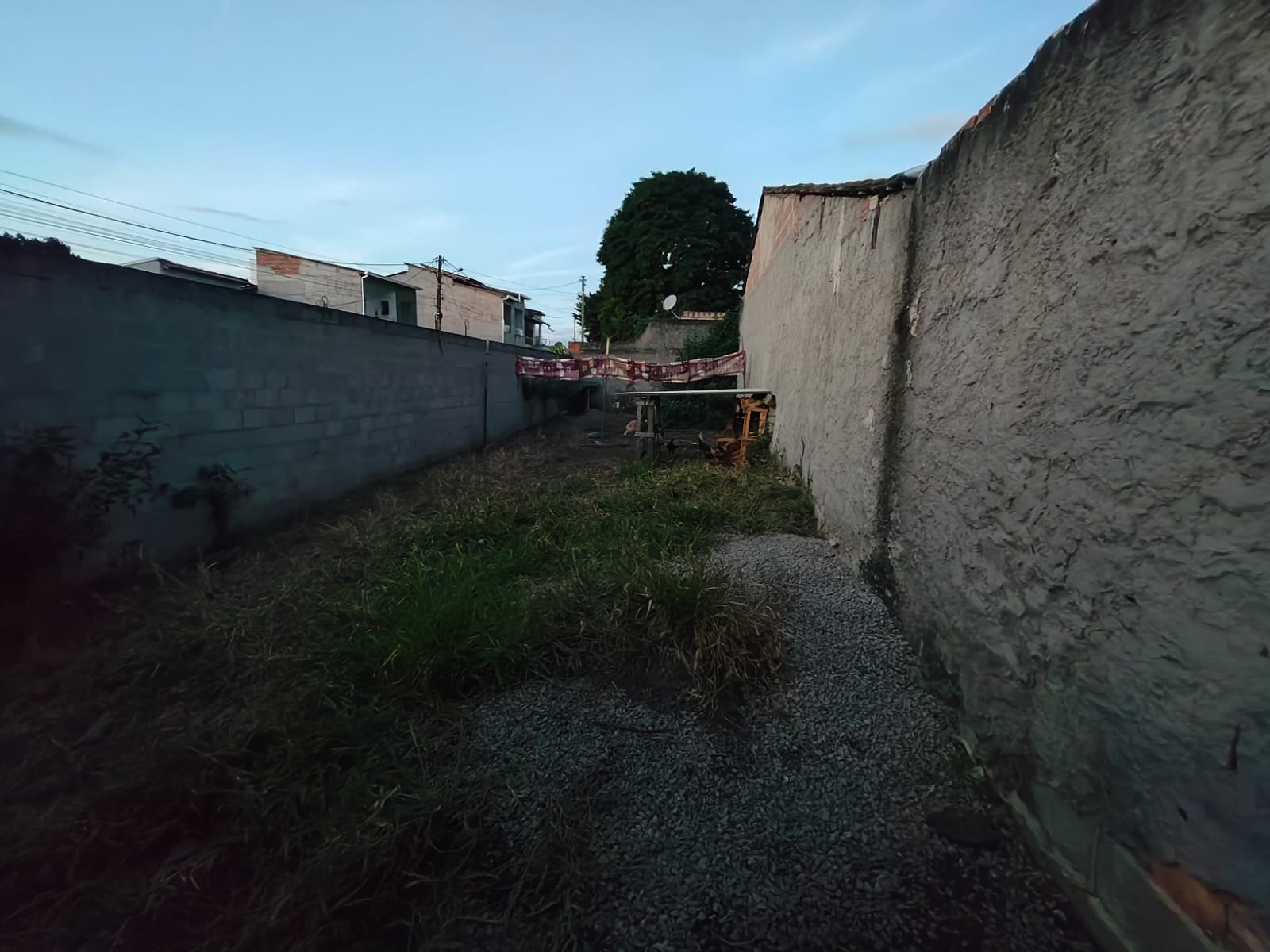 Terreno murado à venda