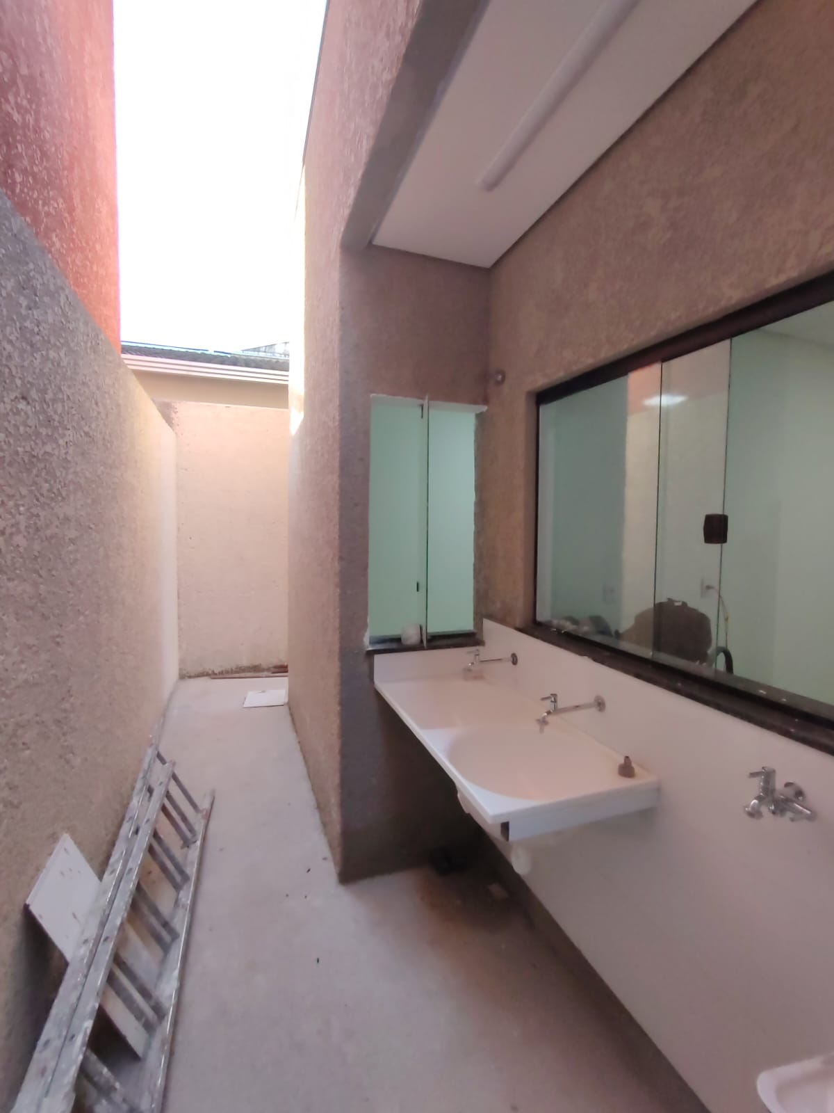Vende Casa Nova no bairro Dinah Borges