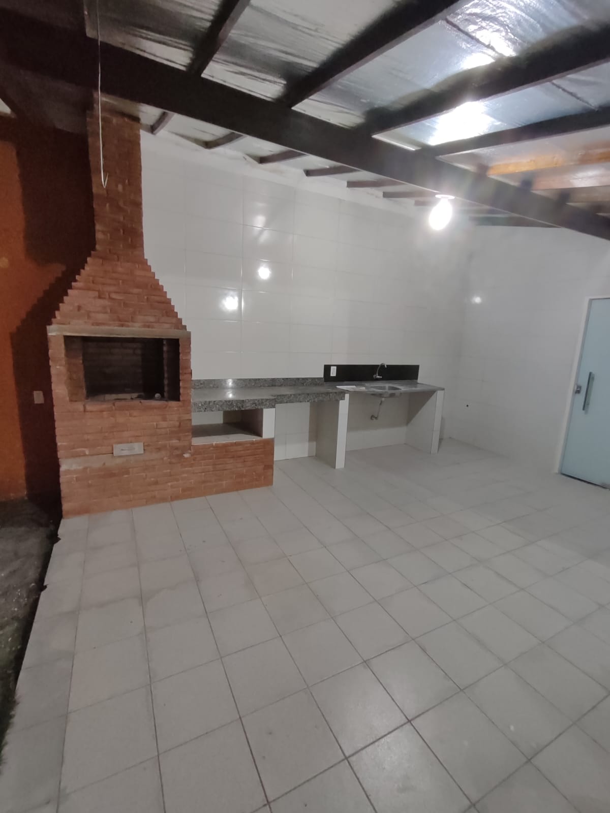 Aluga Casa Ampla com área gourmet no bairro Colonial