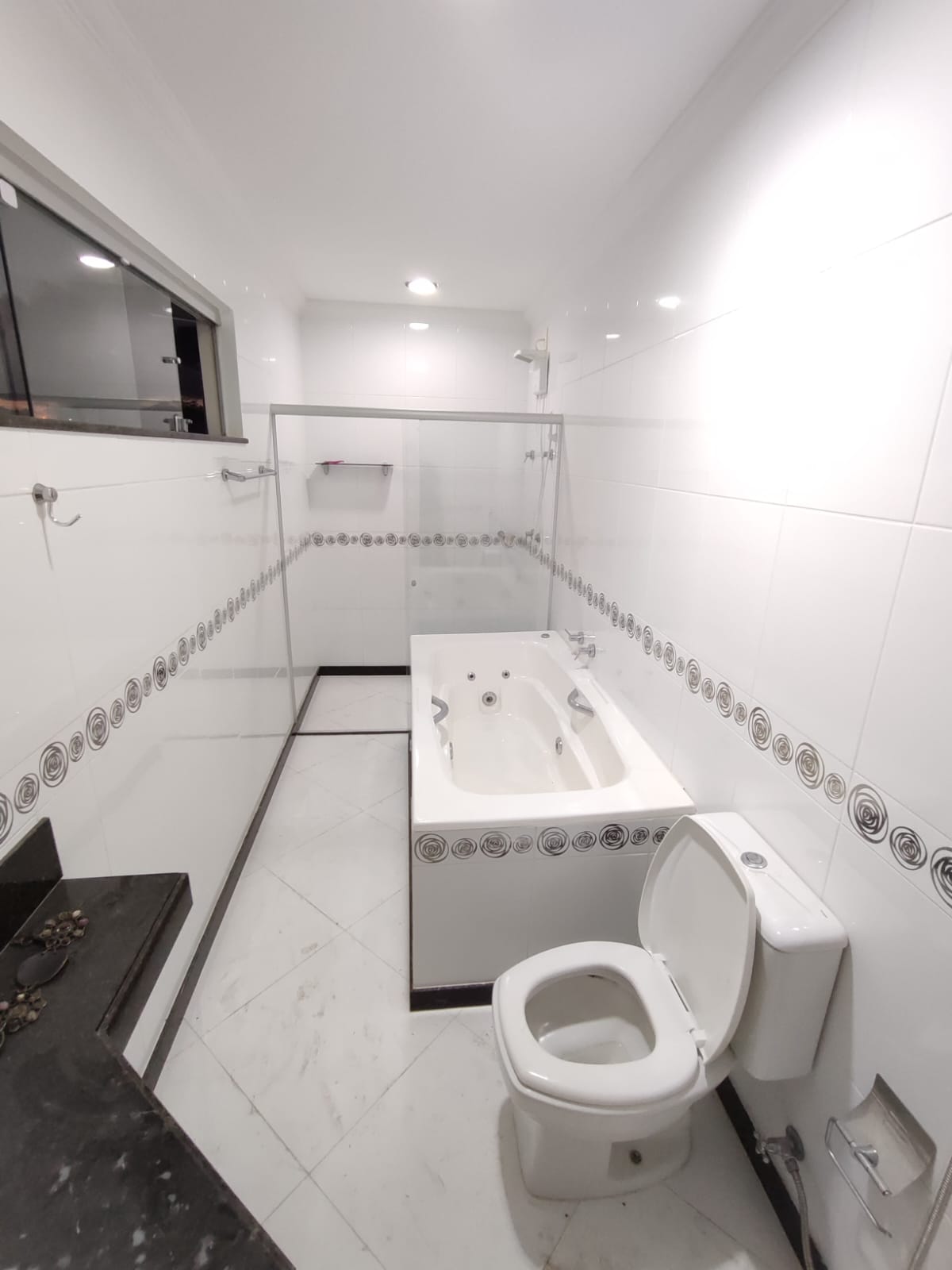 Aluga Casa Ampla com área gourmet no bairro Colonial