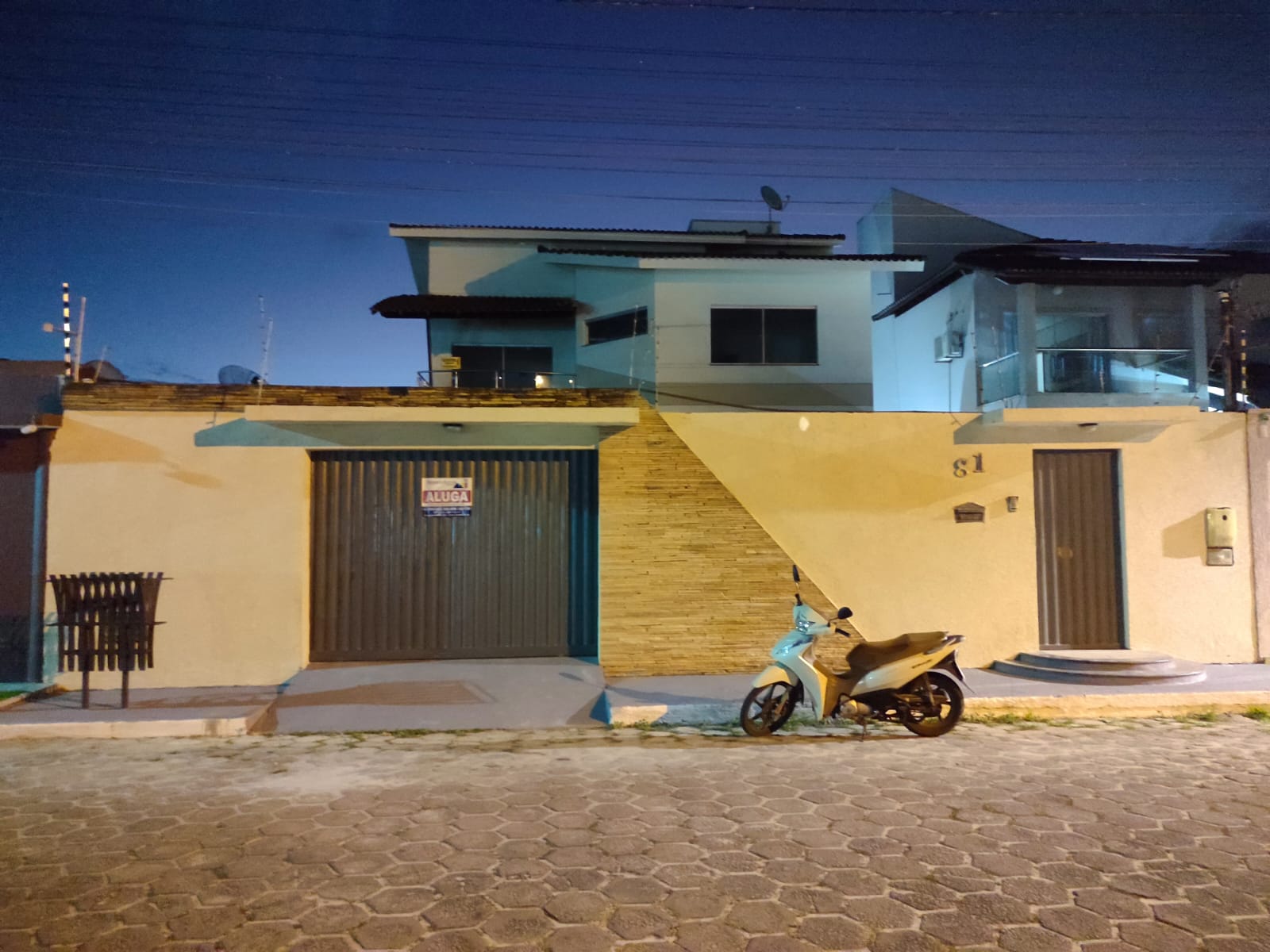 Aluga Casa Ampla com área gourmet no bairro Colonial