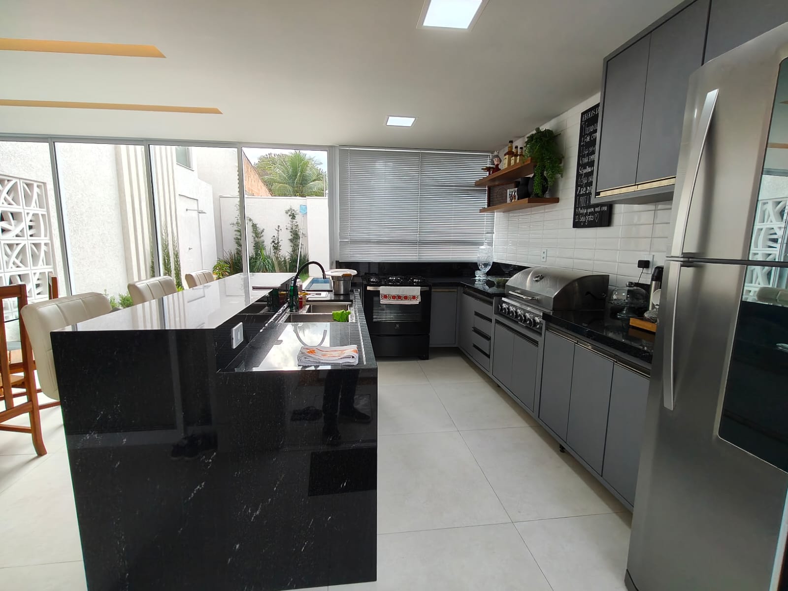 Vende Casa de Alto Padrão no bairro Centauro 
