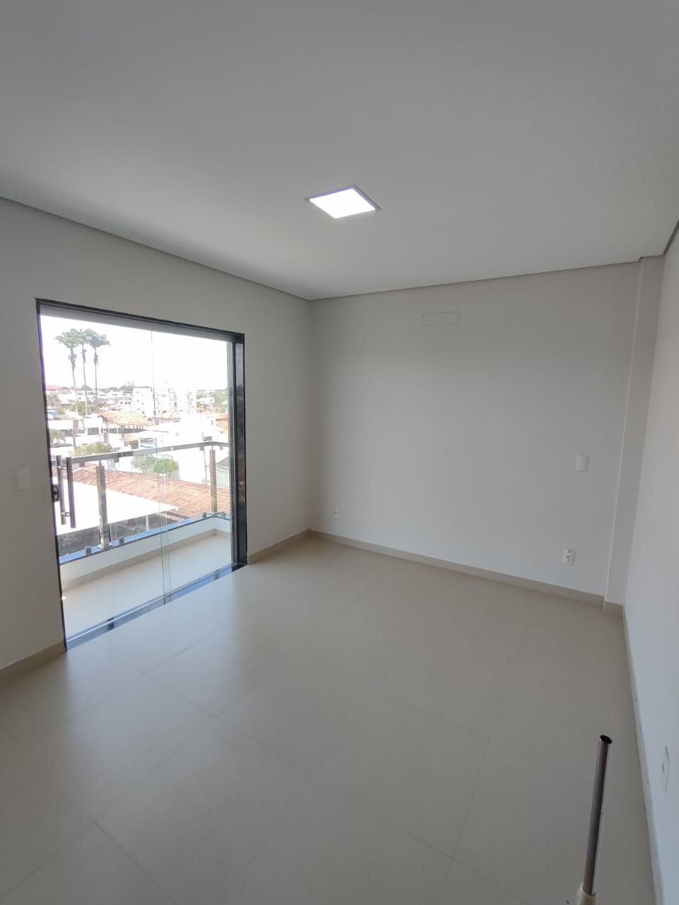 Aluga Apartamento com 3/4 no Centro (Próx. a faculdade Pitágoras -3º ANDAR)