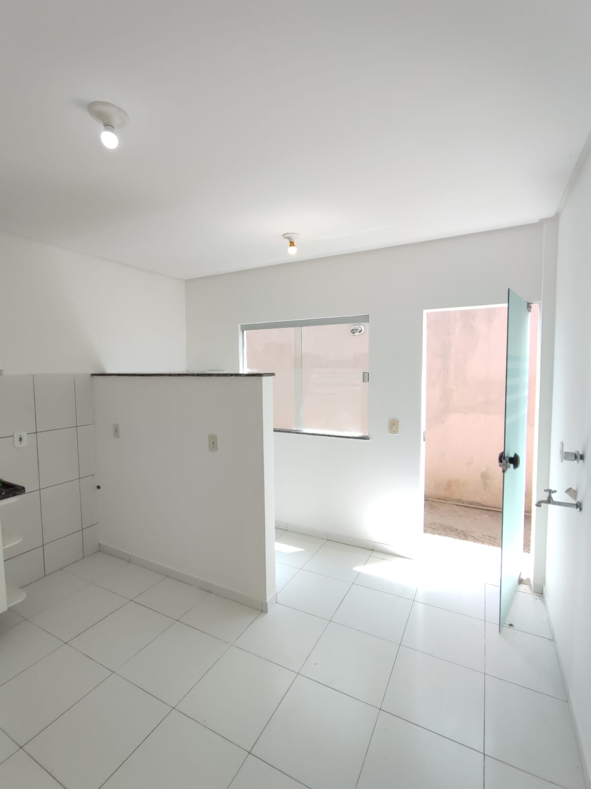 Aluga Apartamento Térreo (Fundos) no Bairro Alamar