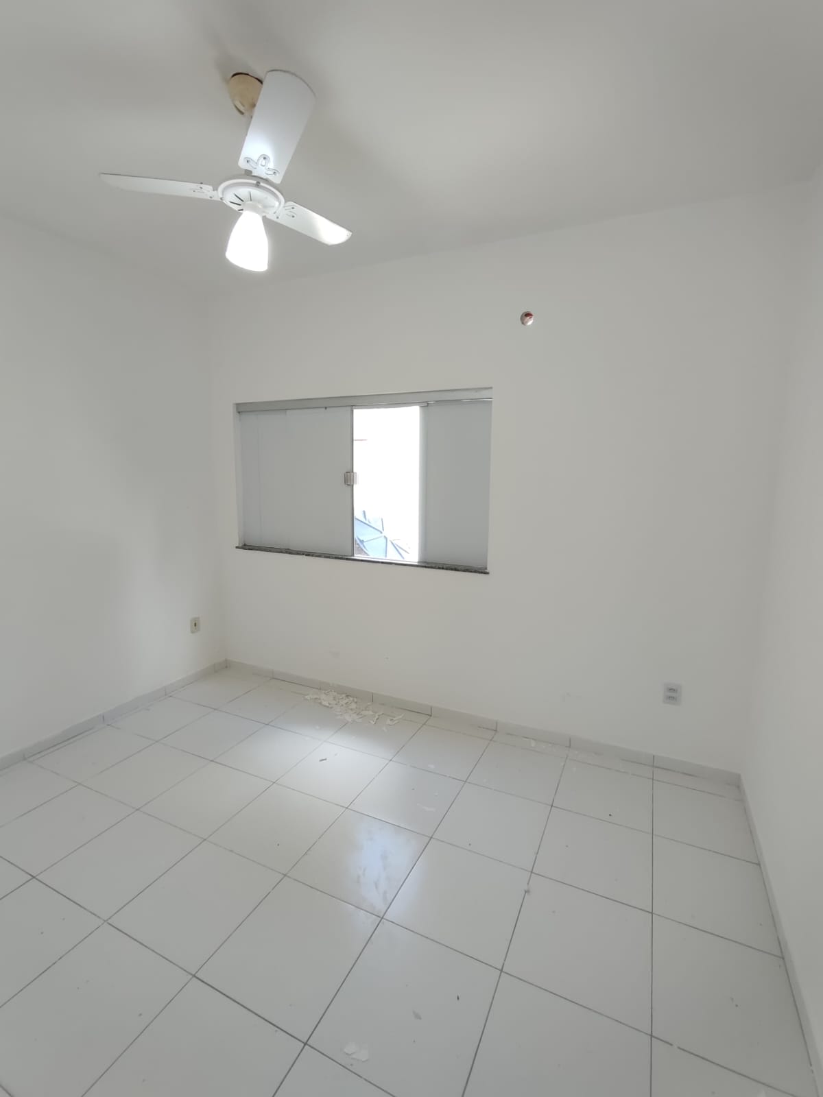 Aluga Apartamento Térreo (Fundos) no Bairro Alamar