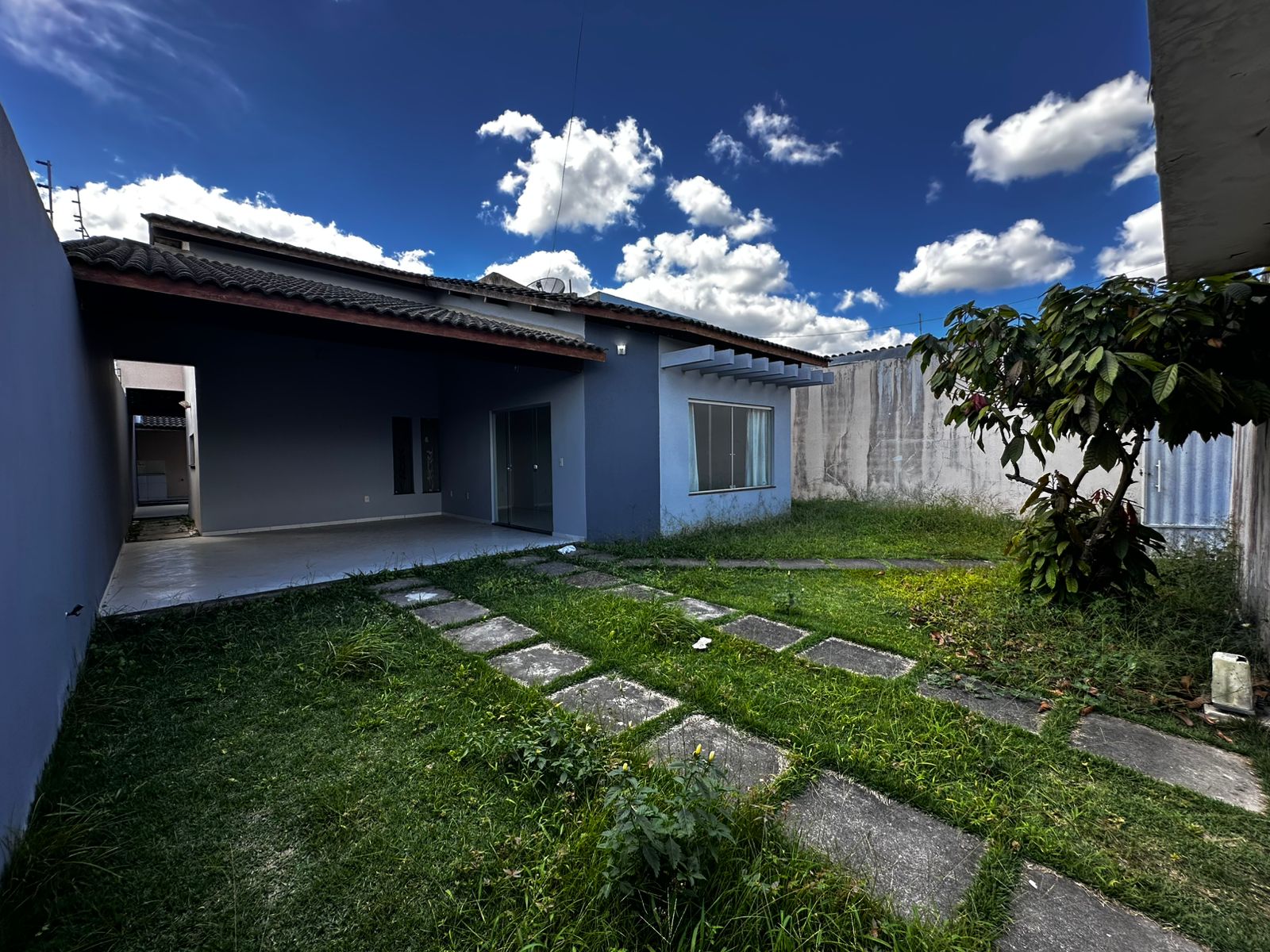 Vende Casa Ampla no bairro Dinah Borges 