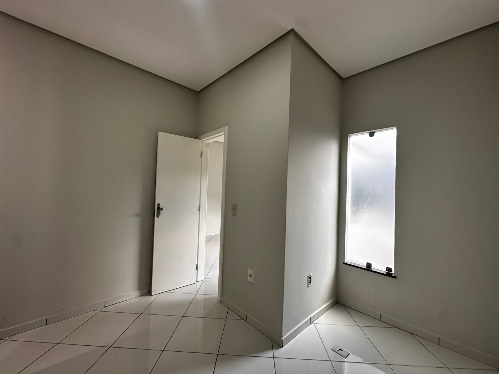 Vende Casa Ampla no bairro Dinah Borges 