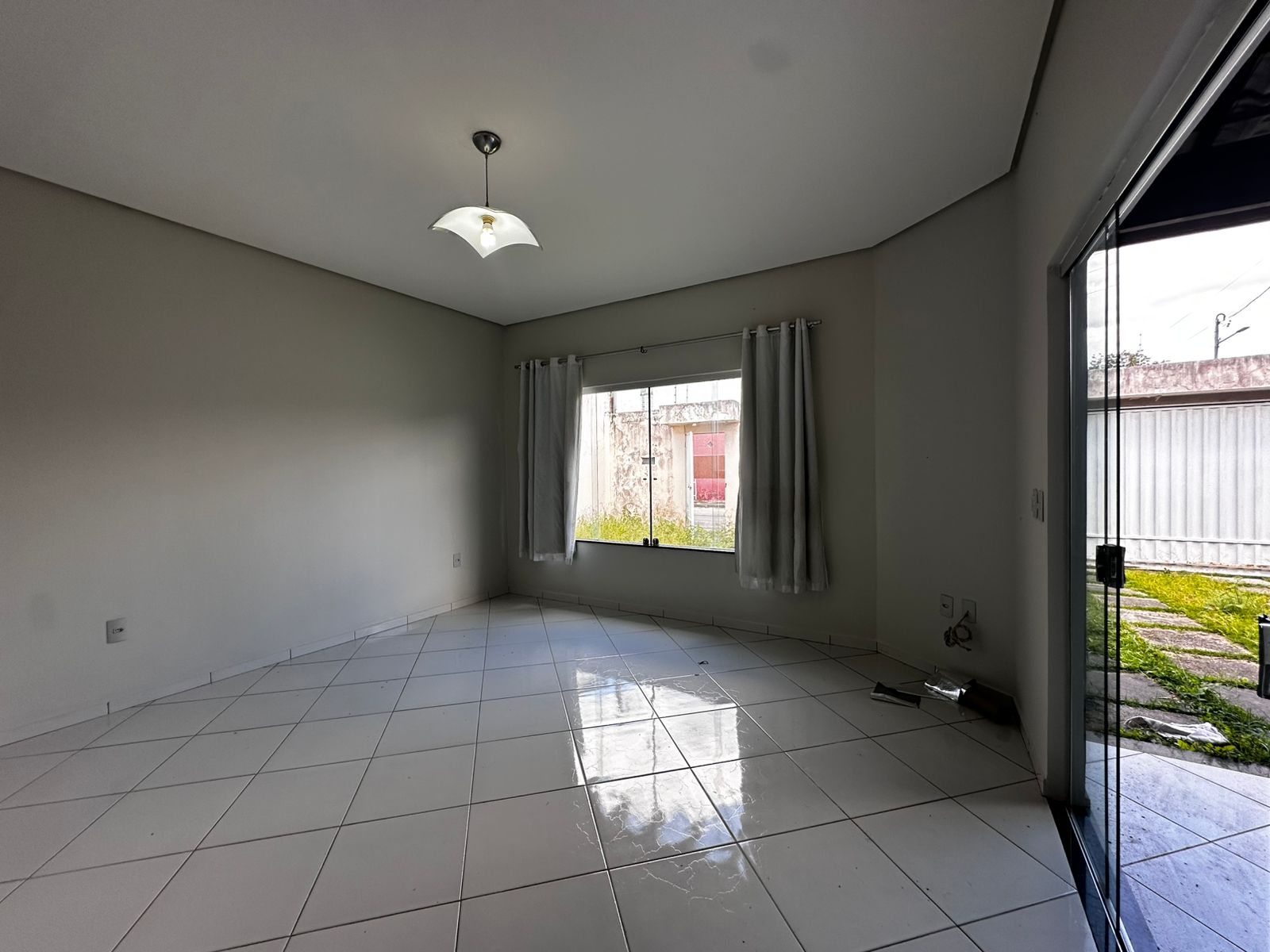 Vende Casa Ampla no bairro Dinah Borges 