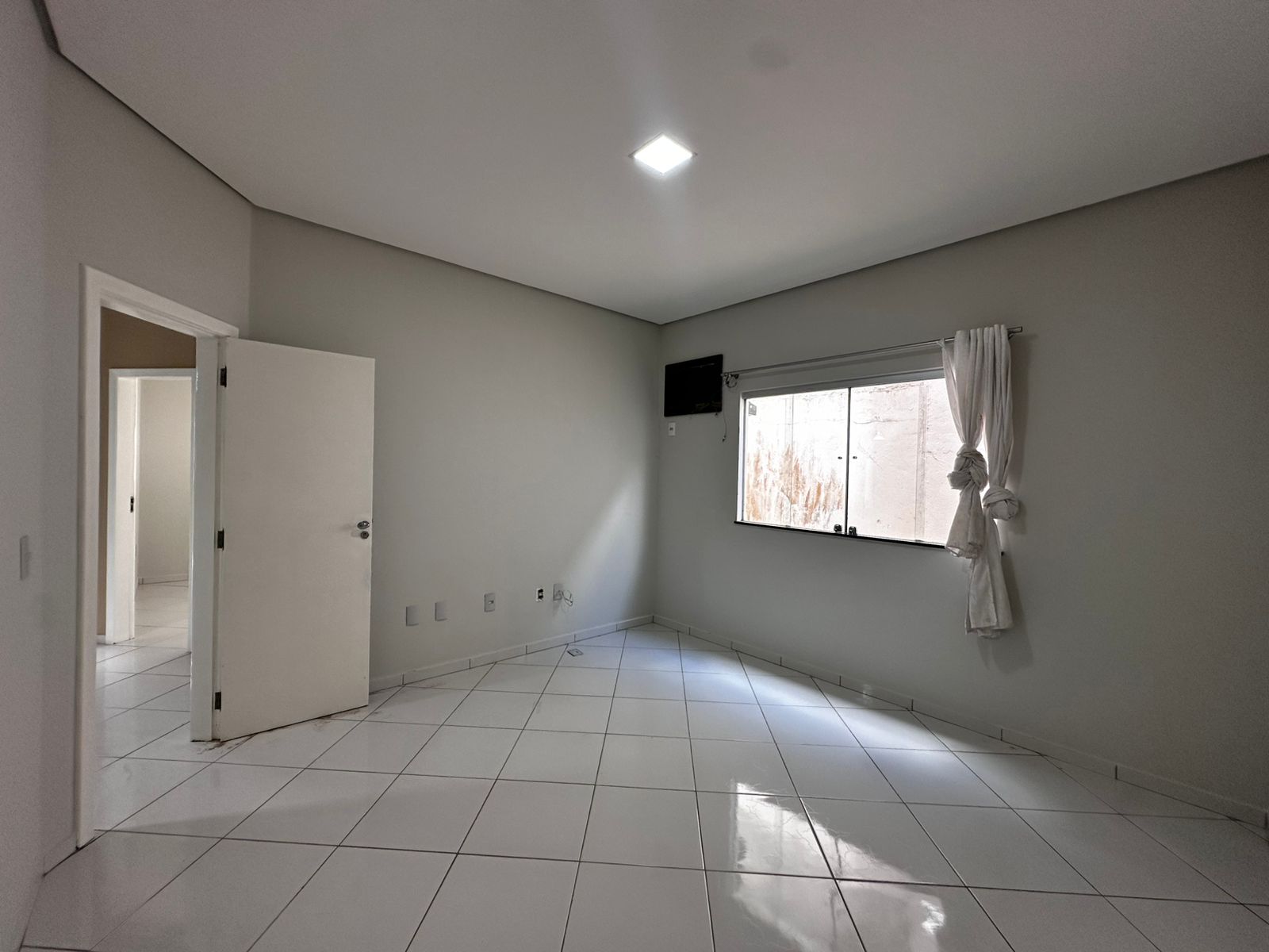 Vende Casa Ampla no bairro Dinah Borges 