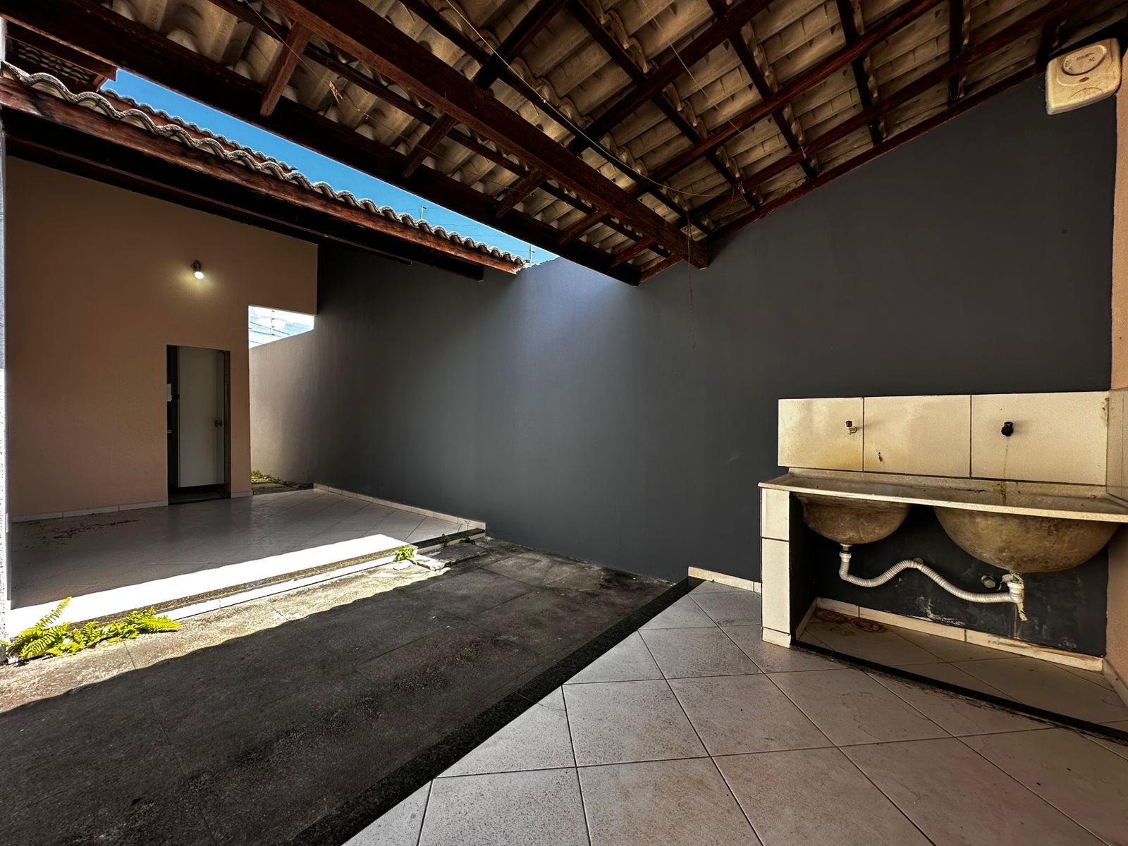 Vende Casa Ampla no bairro Dinah Borges 