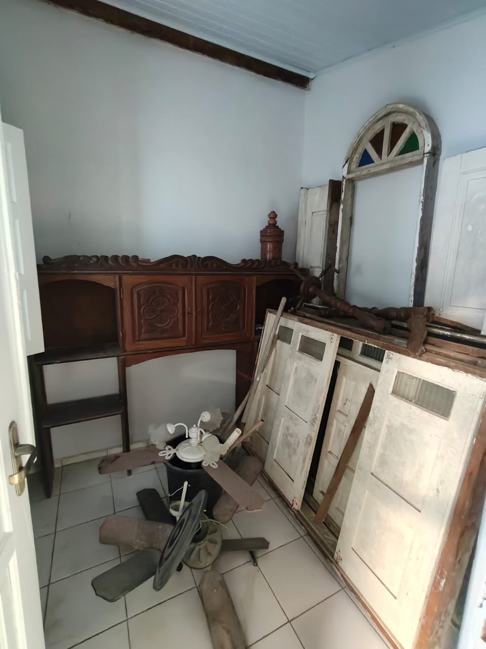 Aluga Casa Semi-Mobiliada no Bairro Centauro