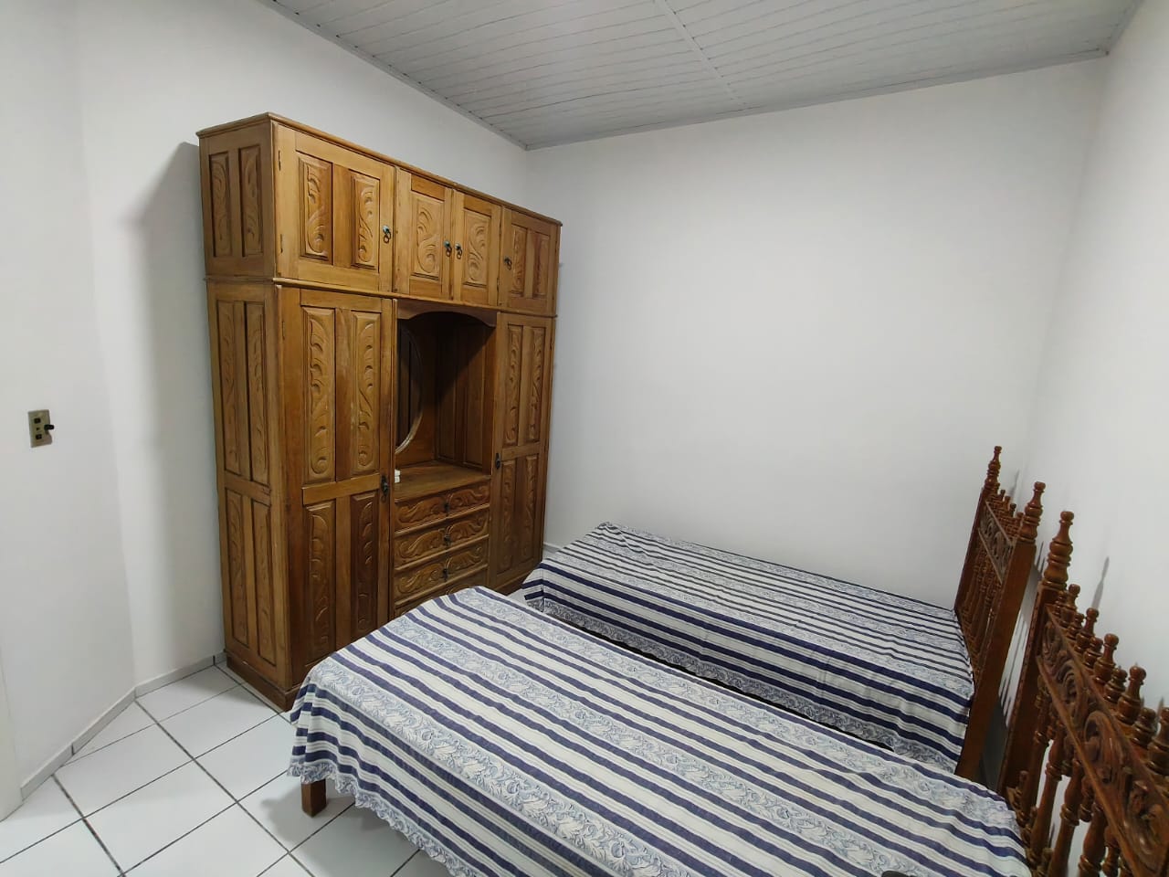 Aluga Casa Semi-Mobiliada no Bairro Centauro