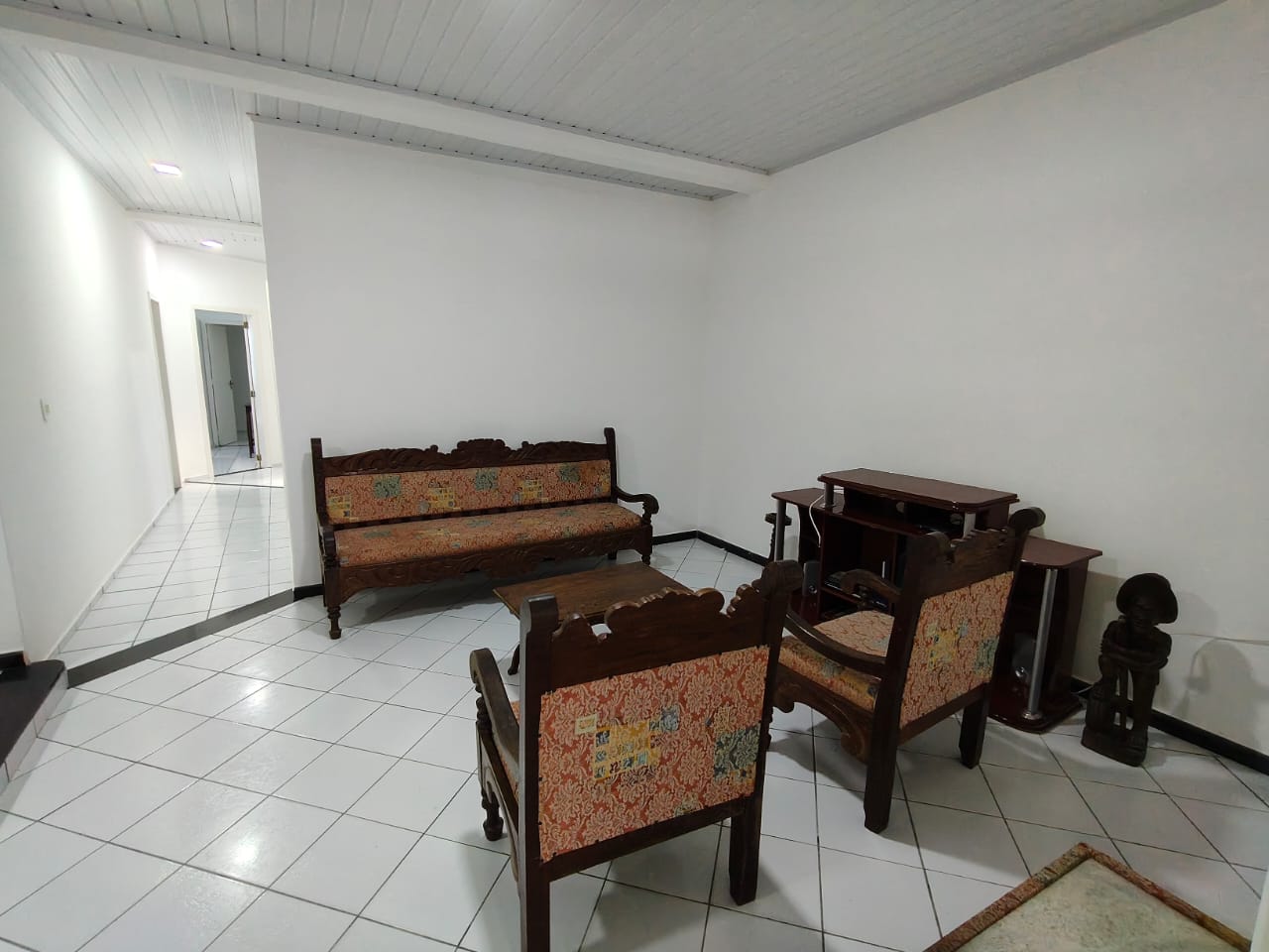 Aluga Casa Semi-Mobiliada no Bairro Centauro