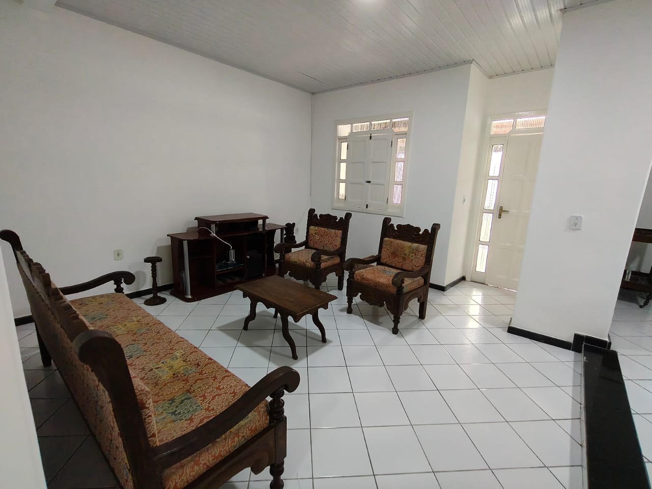 Aluga Casa Semi-Mobiliada no Bairro Centauro
