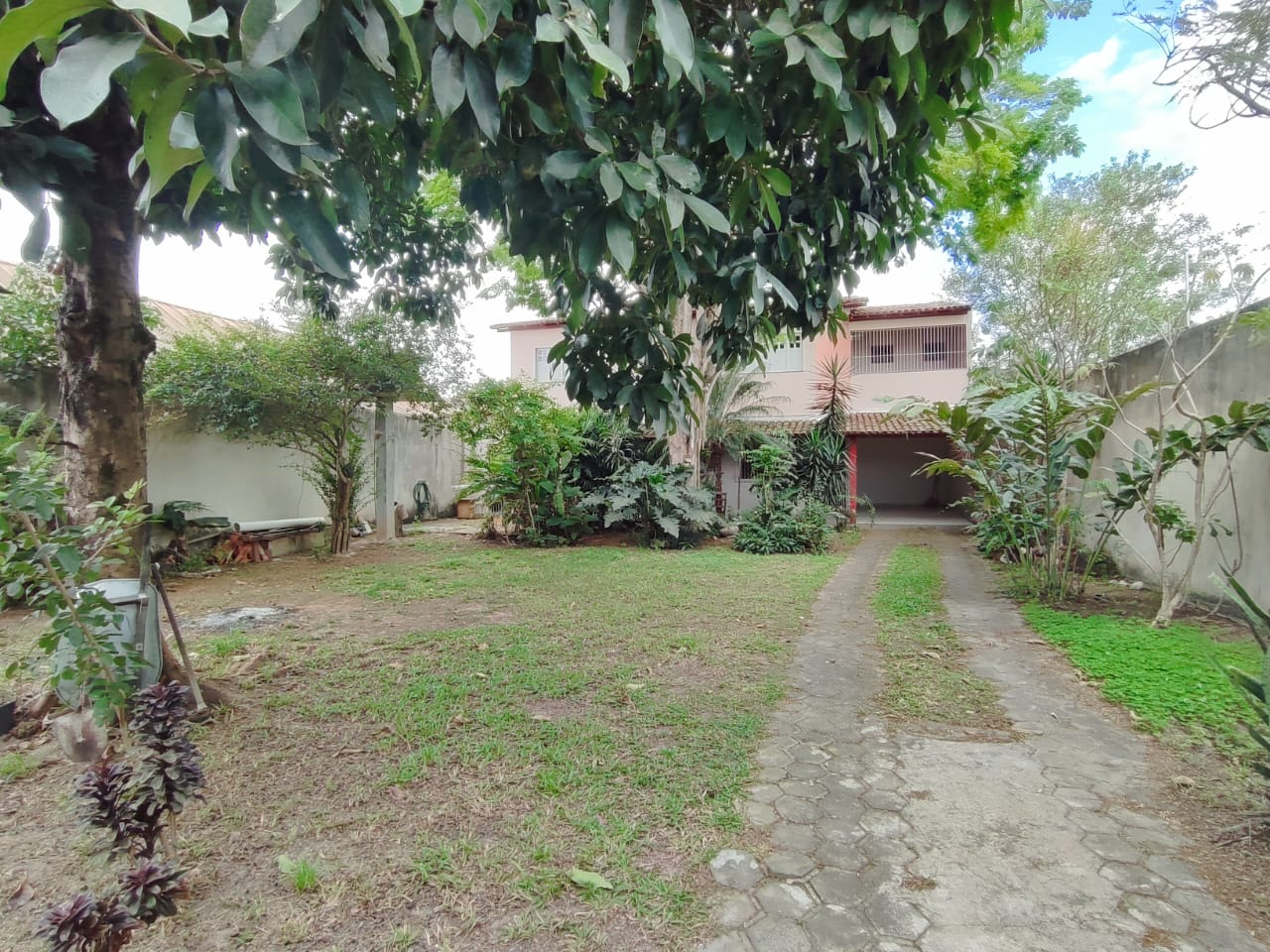 Vende Casa com Quintal Amplo no Bairro Dinah Borges