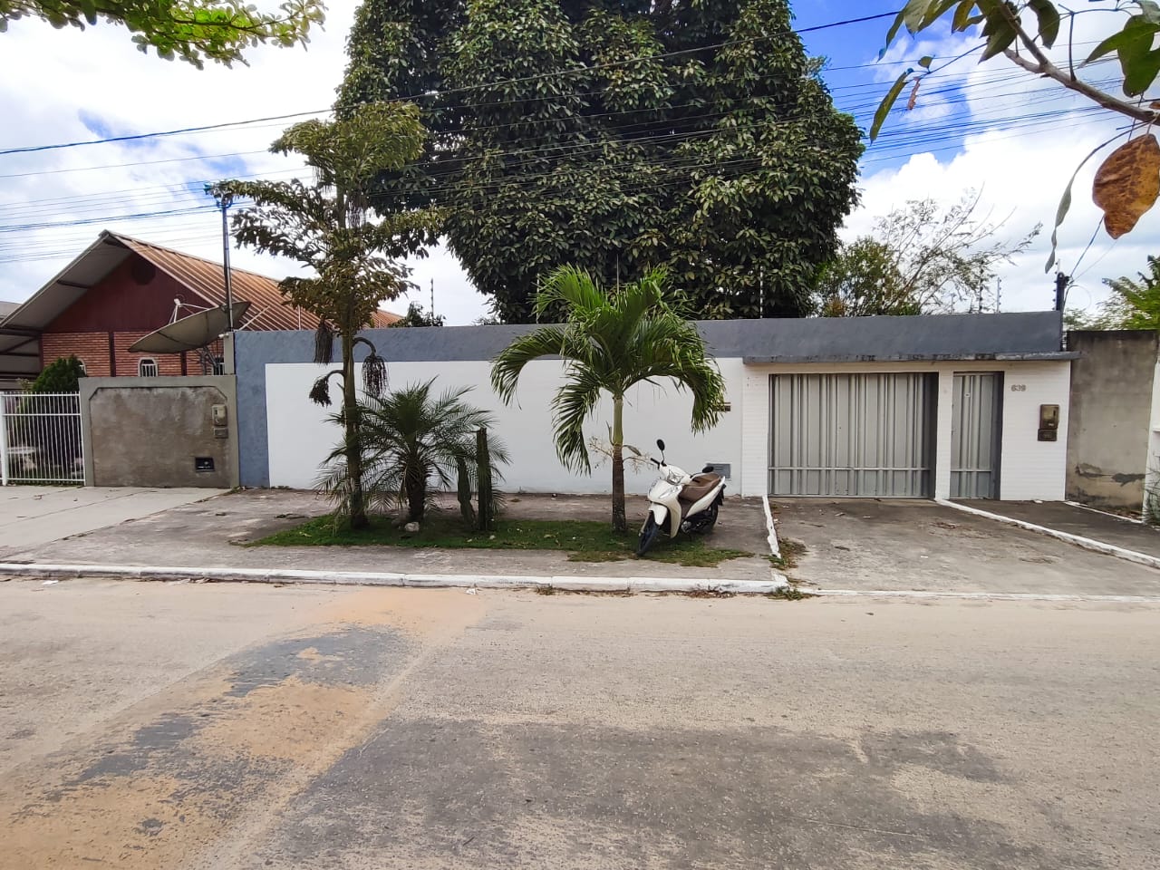 Vende Casa com Quintal Amplo no Bairro Dinah Borges