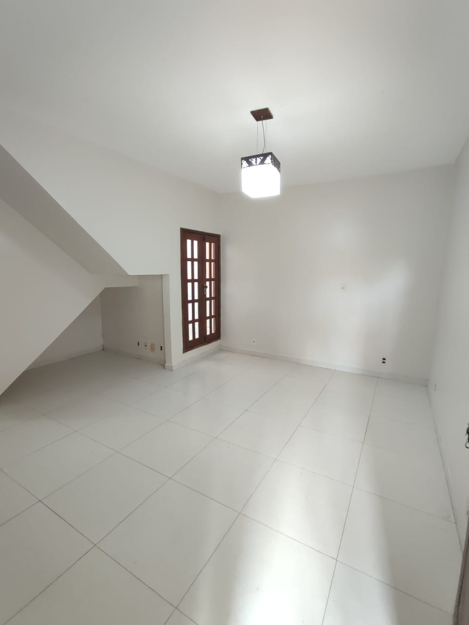 Vende Casa com Quintal Amplo no Bairro Dinah Borges
