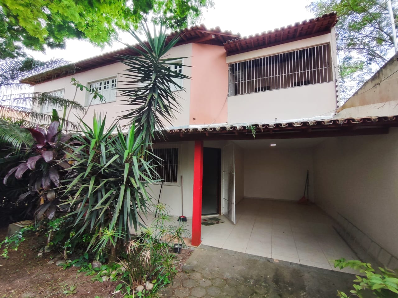 Vende Casa com Quintal Amplo no Bairro Dinah Borges