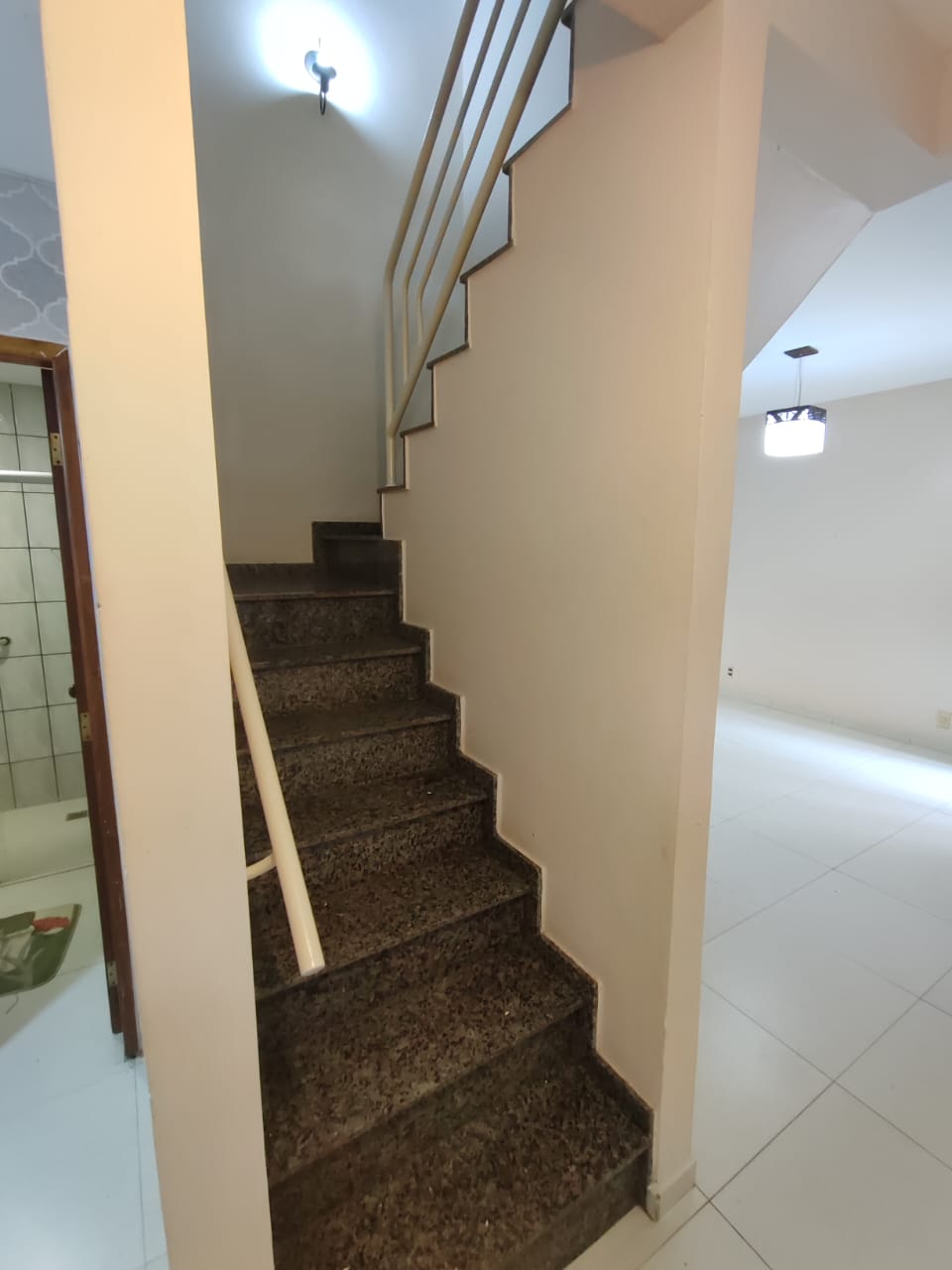 Vende Casa com Quintal Amplo no Bairro Dinah Borges