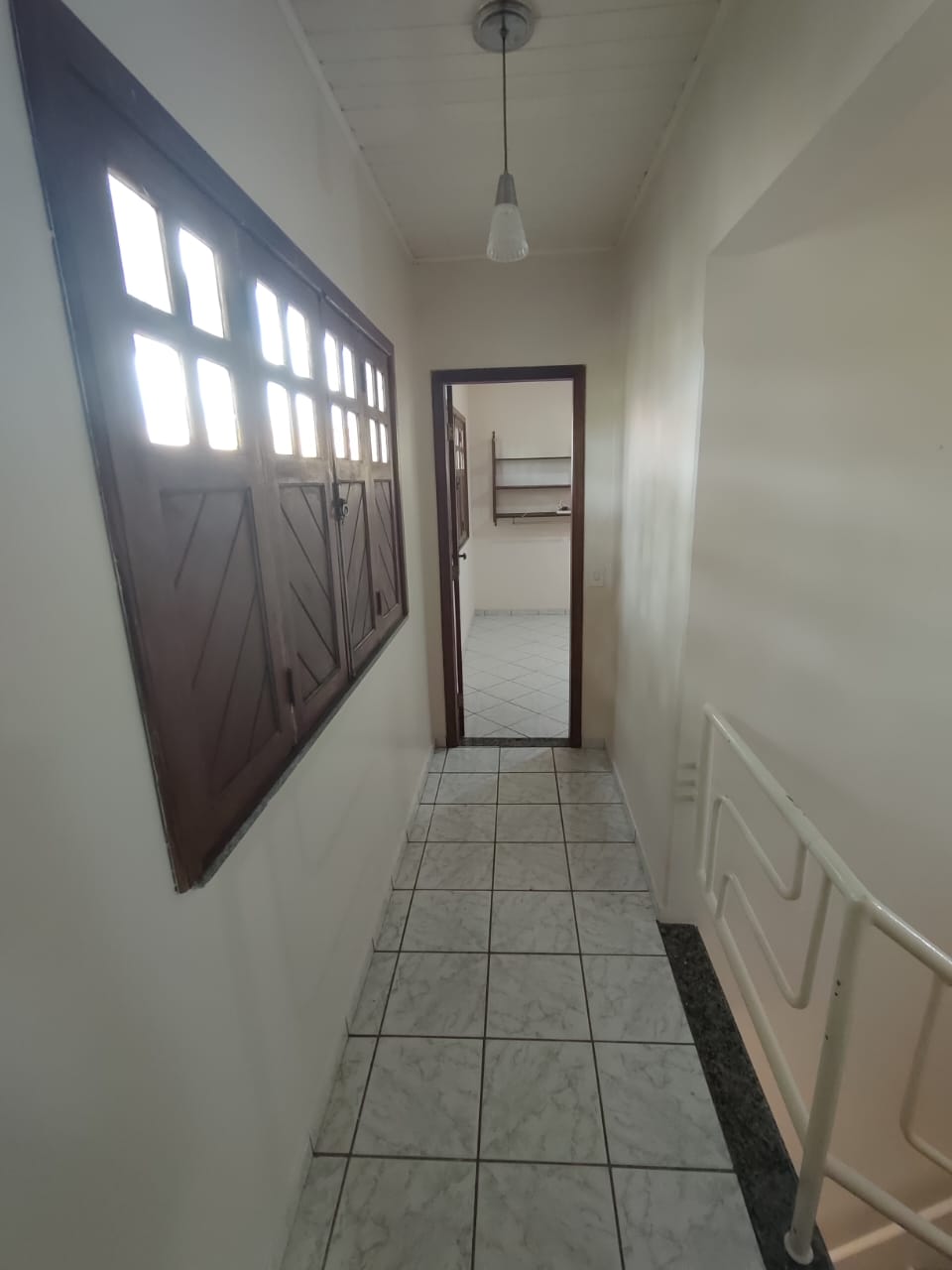 Vende Casa com Quintal Amplo no Bairro Dinah Borges