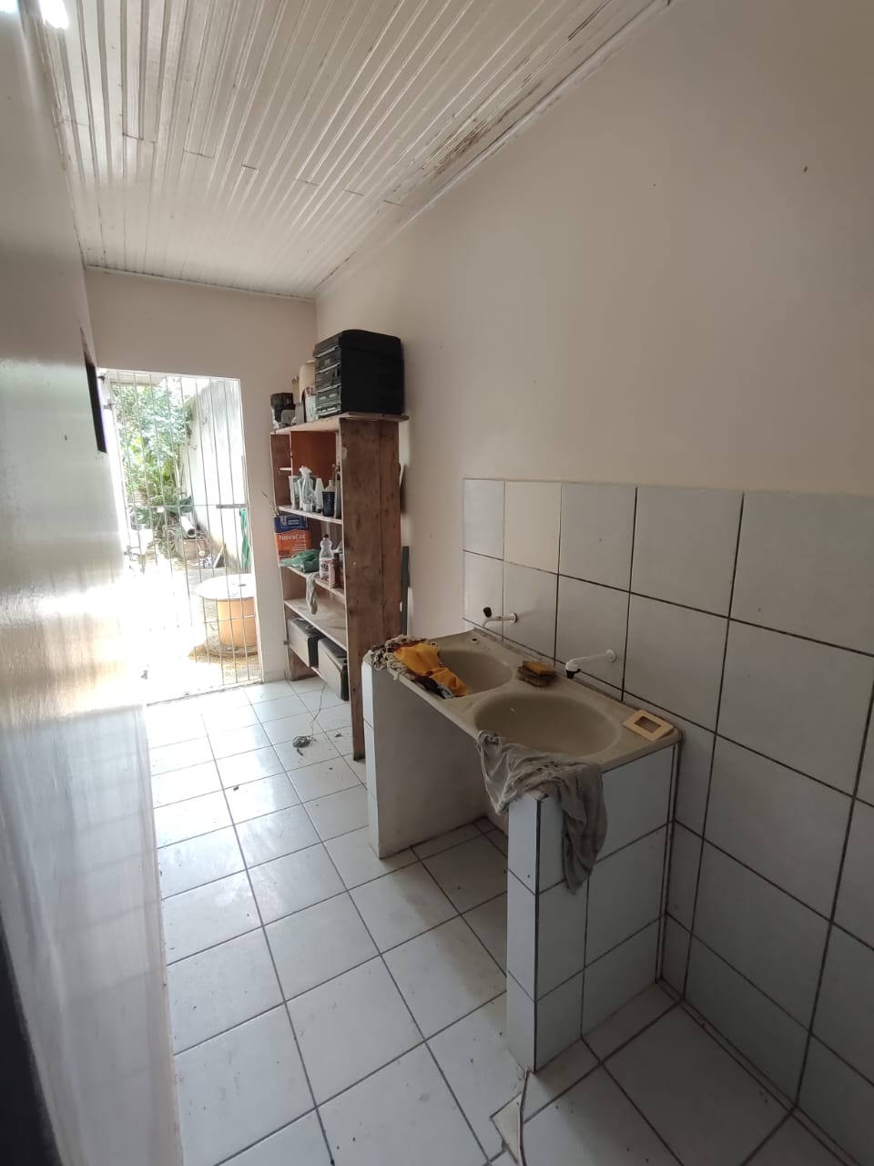 Vende Casa com Quintal Amplo no Bairro Dinah Borges