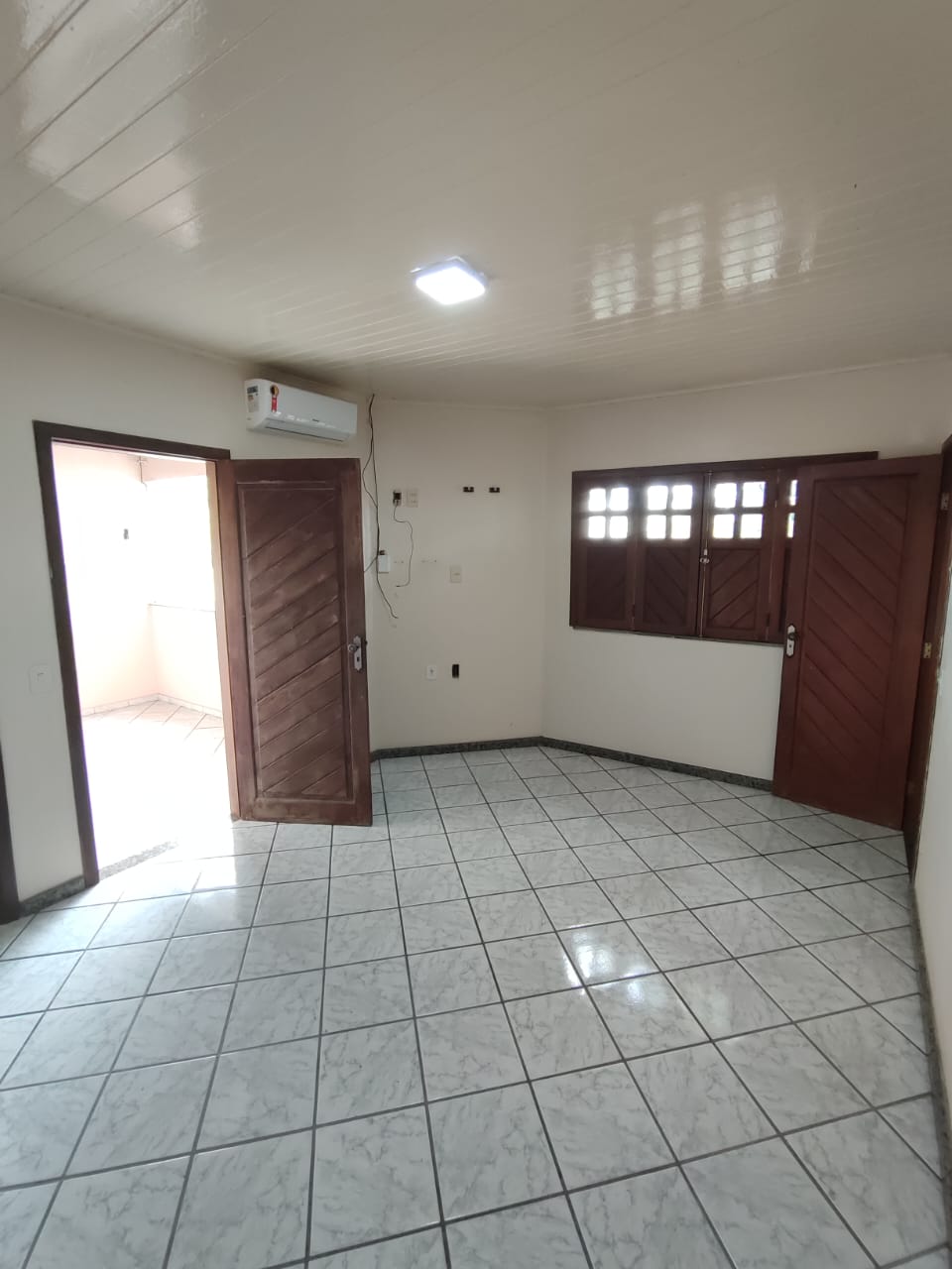Vende Casa com Quintal Amplo no Bairro Dinah Borges