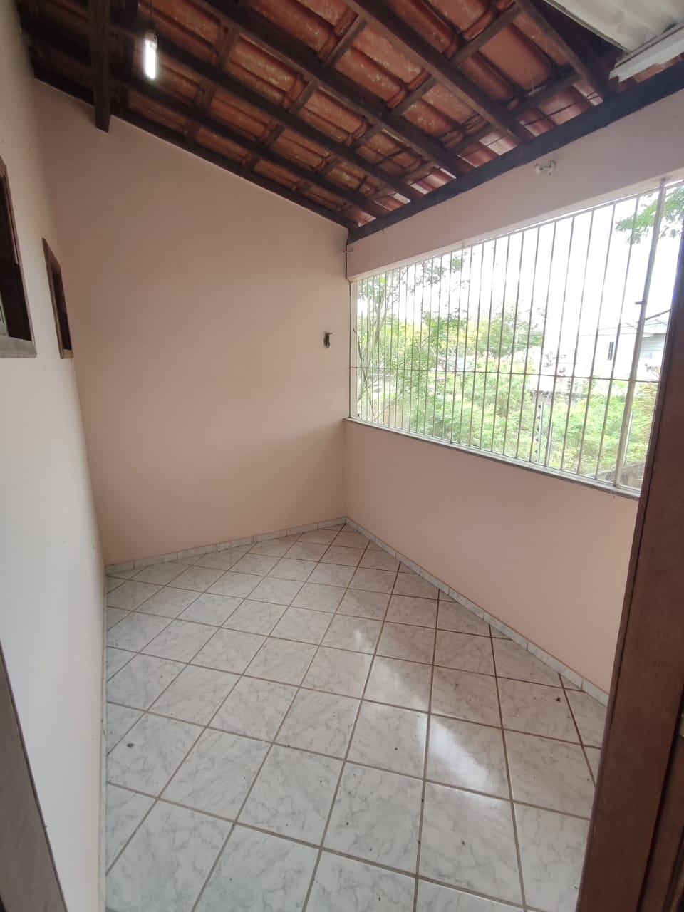 Vende Casa com Quintal Amplo no Bairro Dinah Borges
