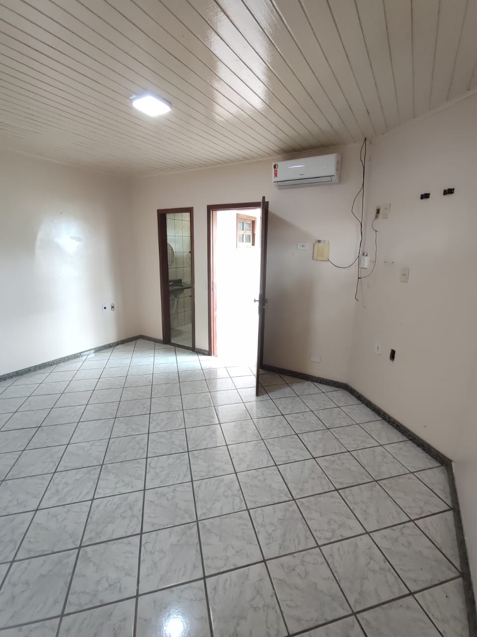 Vende Casa com Quintal Amplo no Bairro Dinah Borges