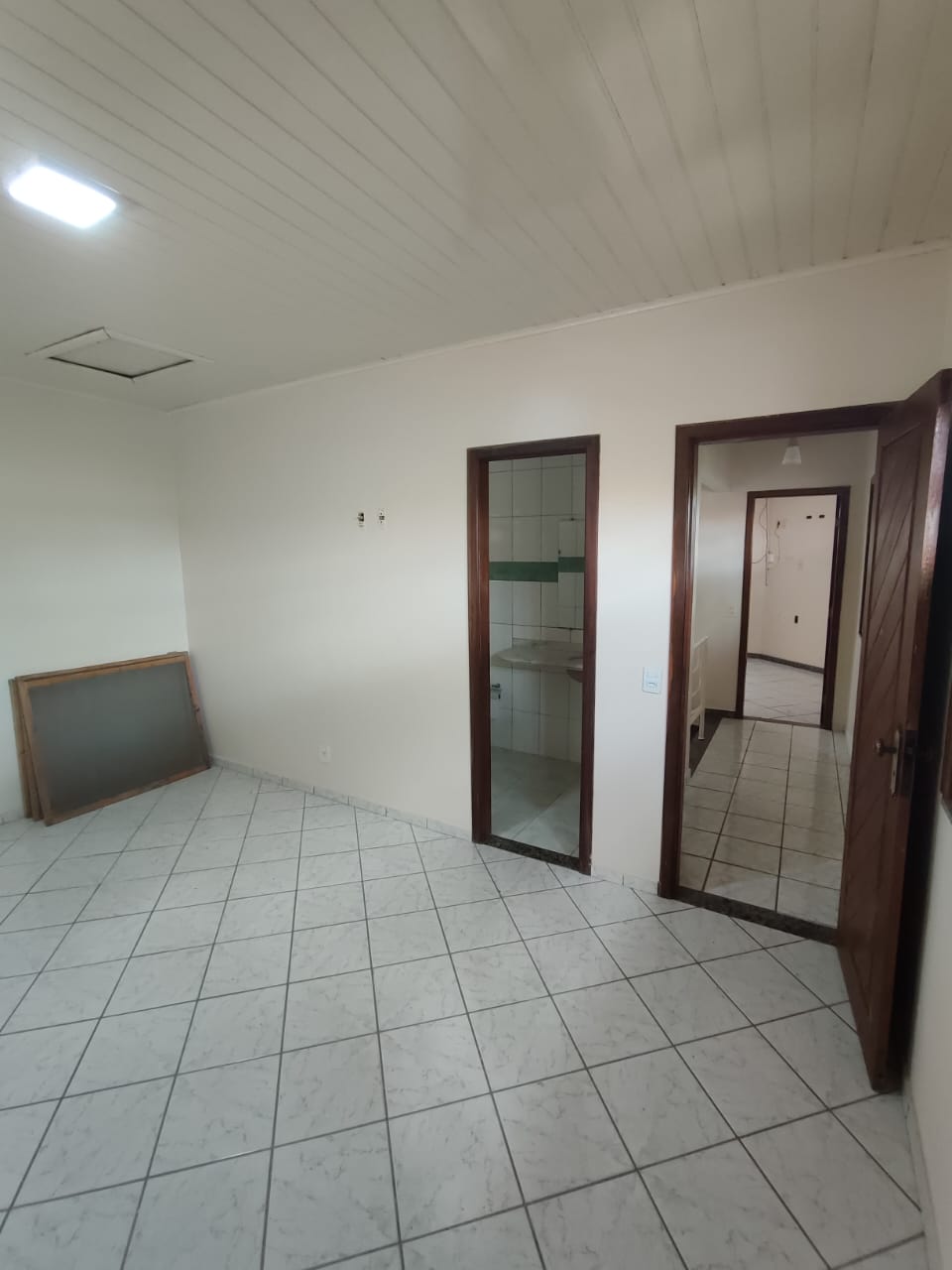 Vende Casa com Quintal Amplo no Bairro Dinah Borges