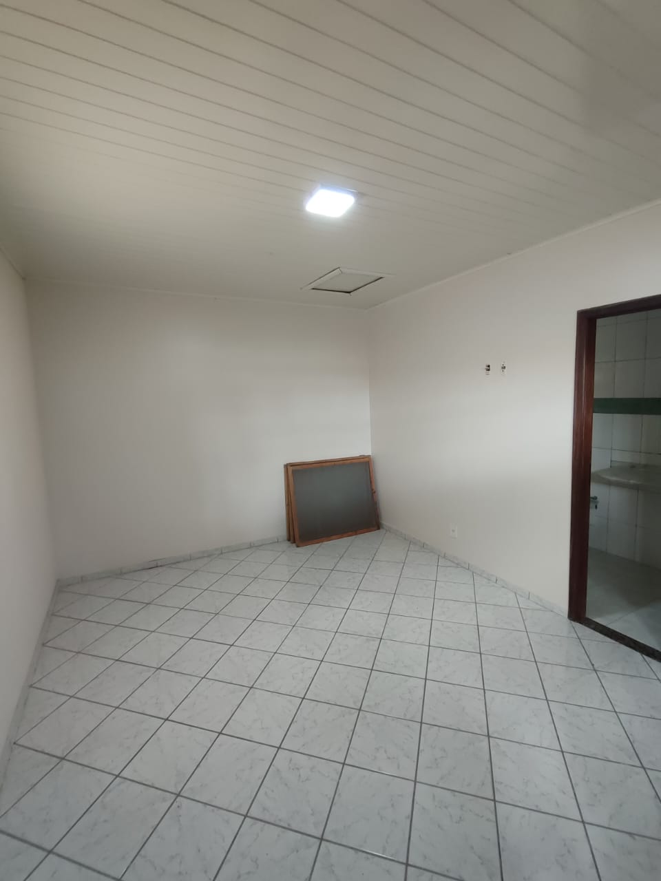 Vende Casa com Quintal Amplo no Bairro Dinah Borges