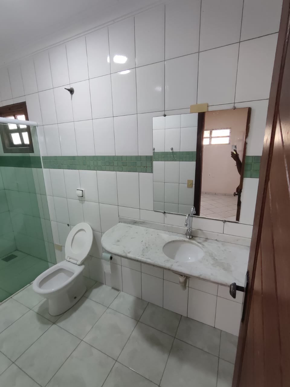 Vende Casa com Quintal Amplo no Bairro Dinah Borges