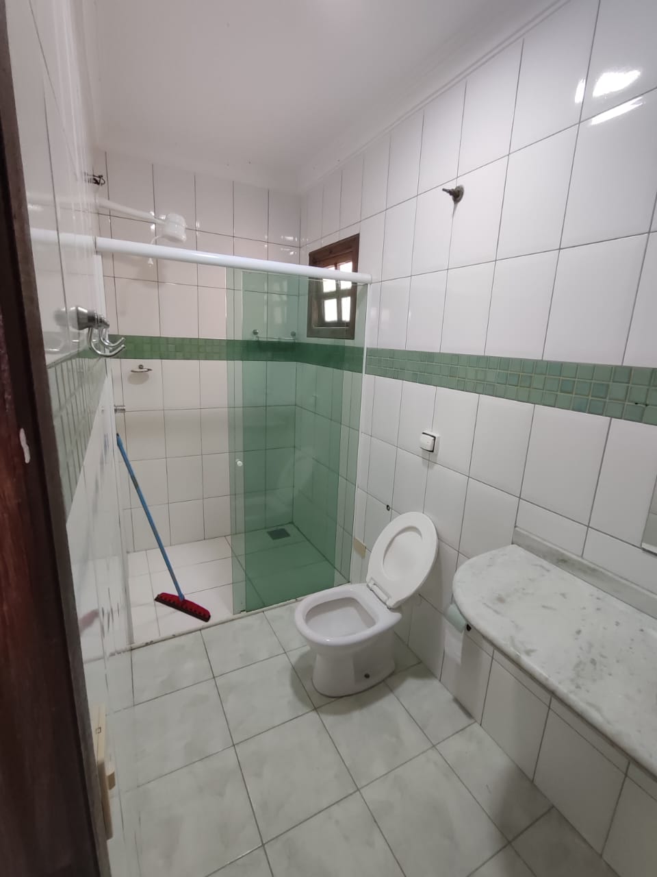 Vende Casa com Quintal Amplo no Bairro Dinah Borges