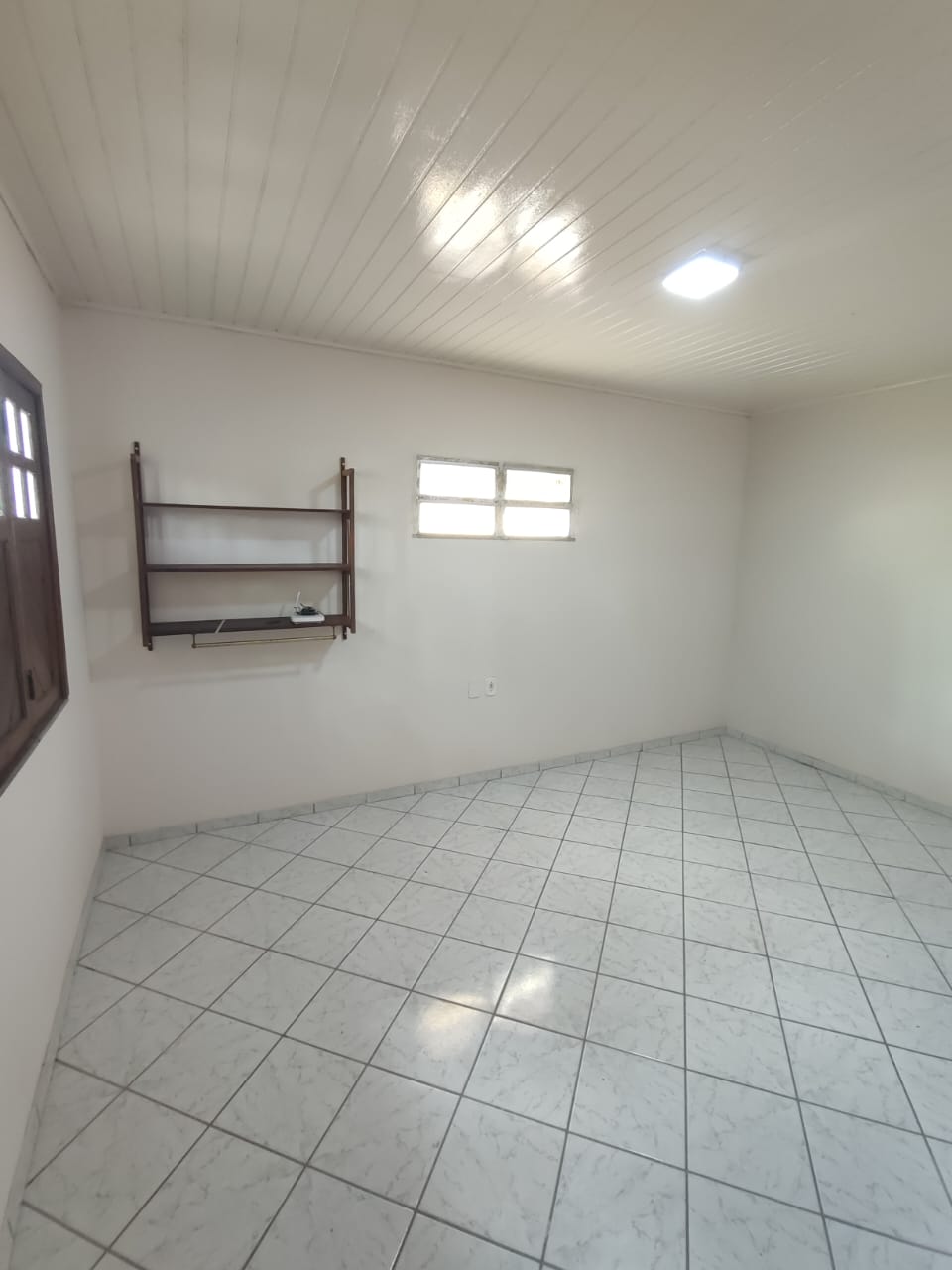 Vende Casa com Quintal Amplo no Bairro Dinah Borges