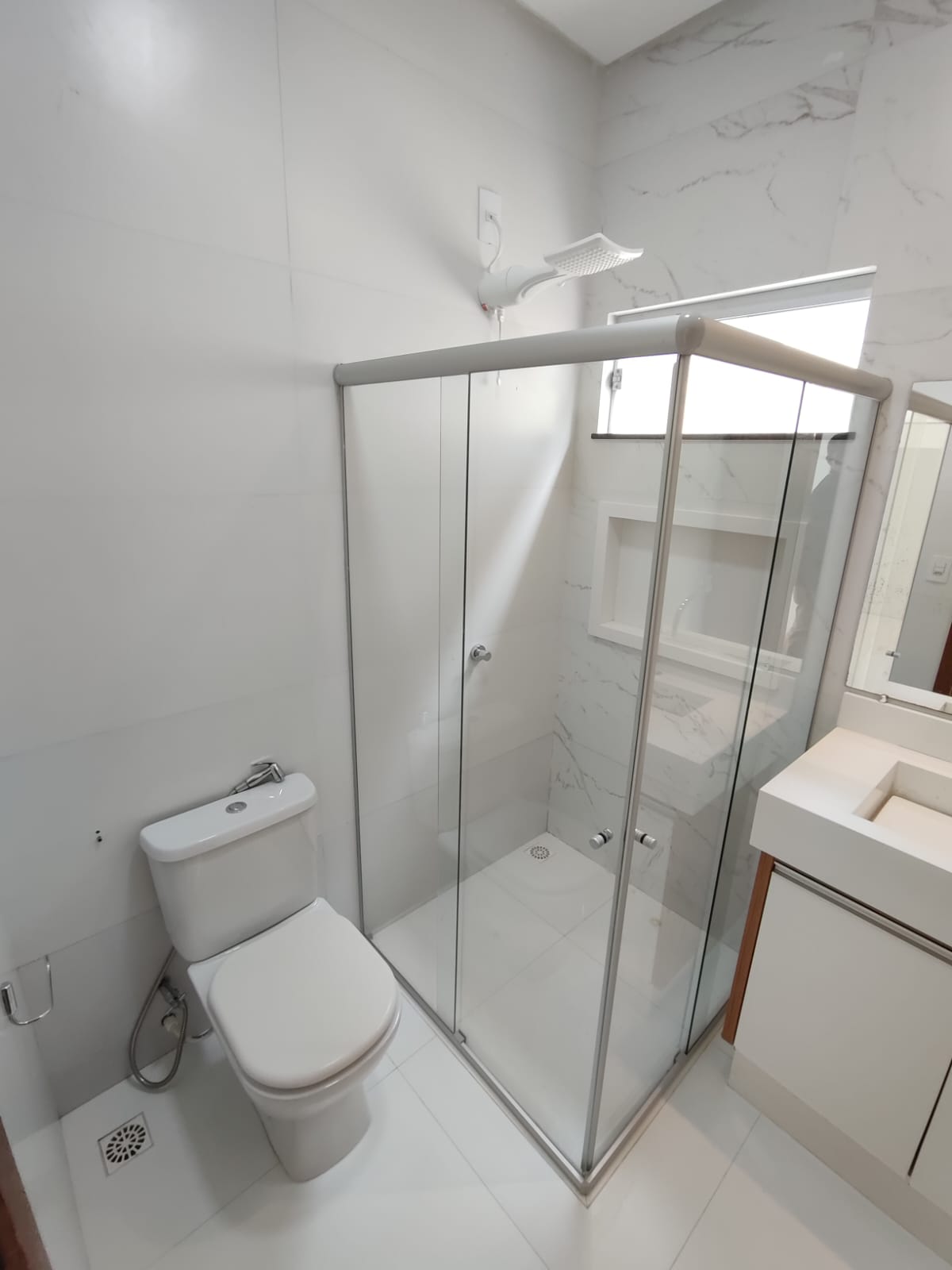 Aluga Casa Moderna com Área gourmet no Bairro Antares