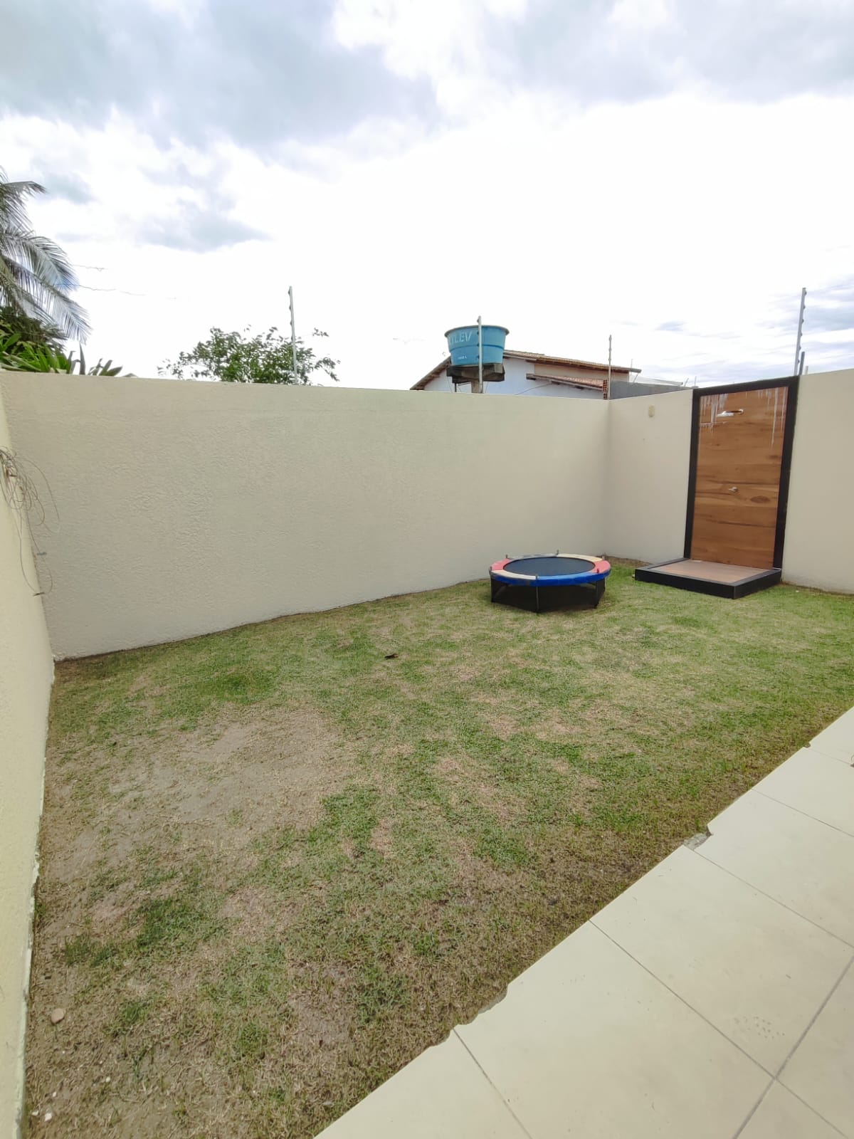 Aluga Casa Moderna com Área gourmet no Bairro Antares