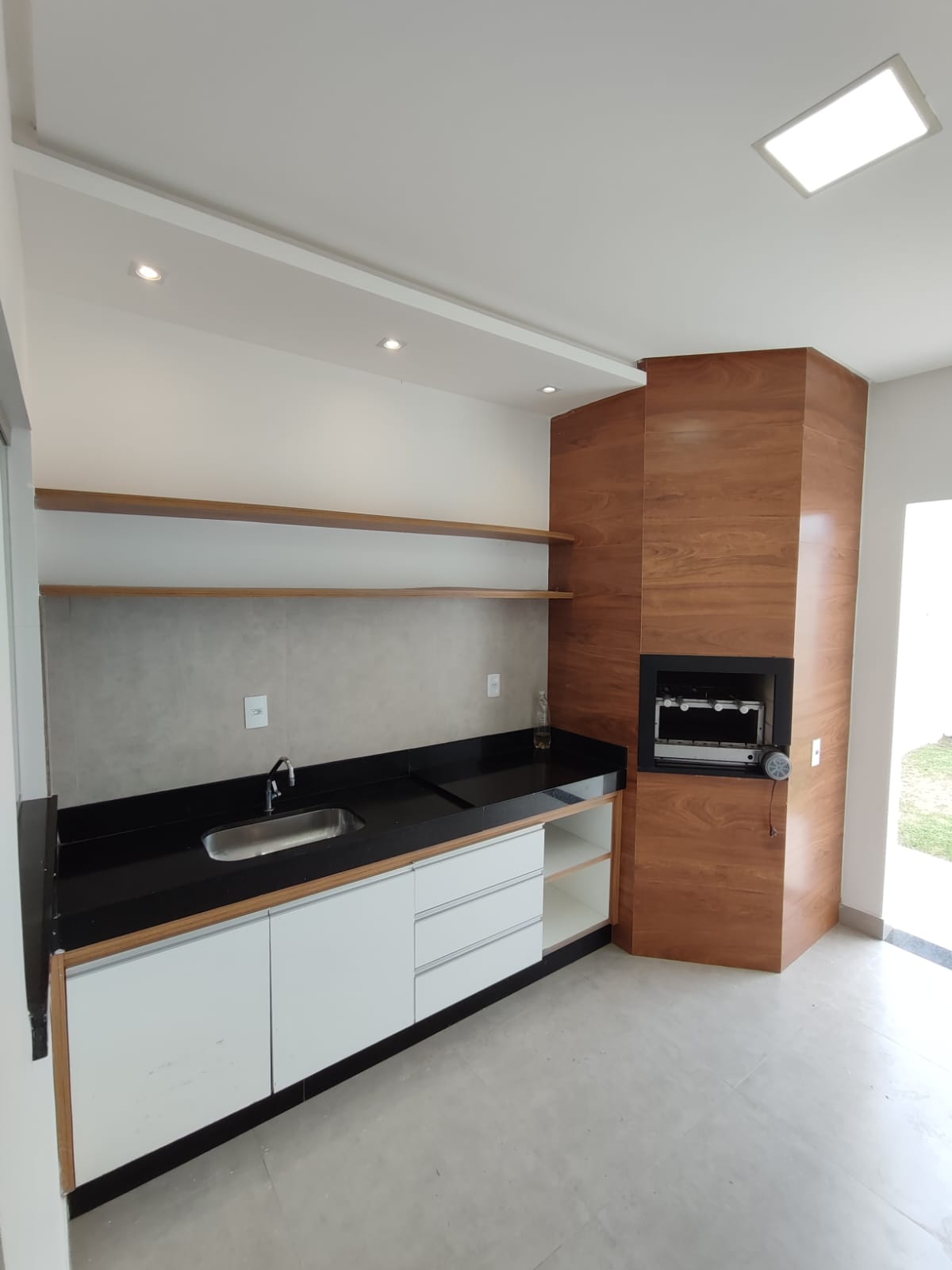 Aluga Casa Moderna com Área gourmet no Bairro Antares