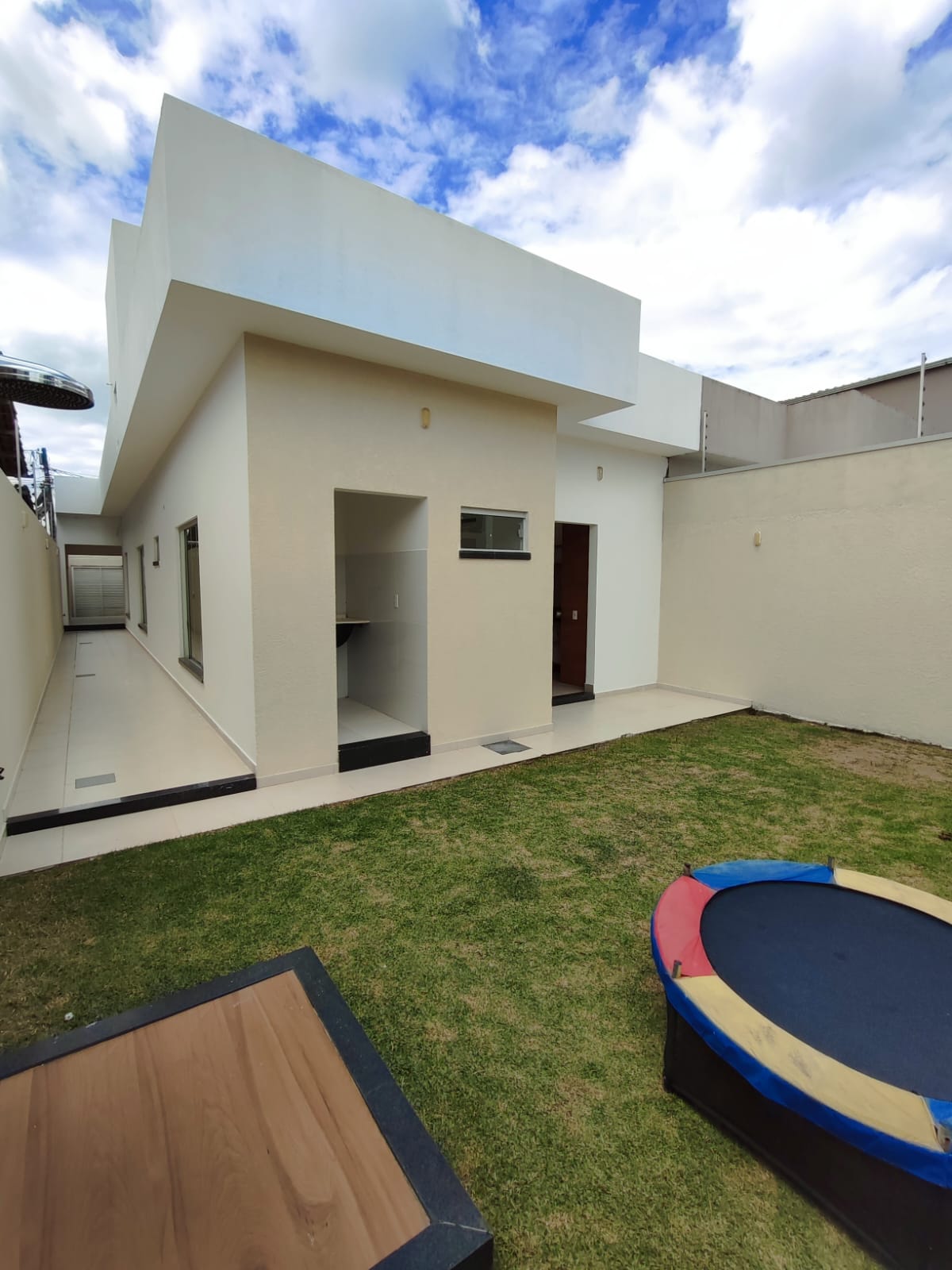 Aluga Casa Moderna com Área gourmet no Bairro Antares