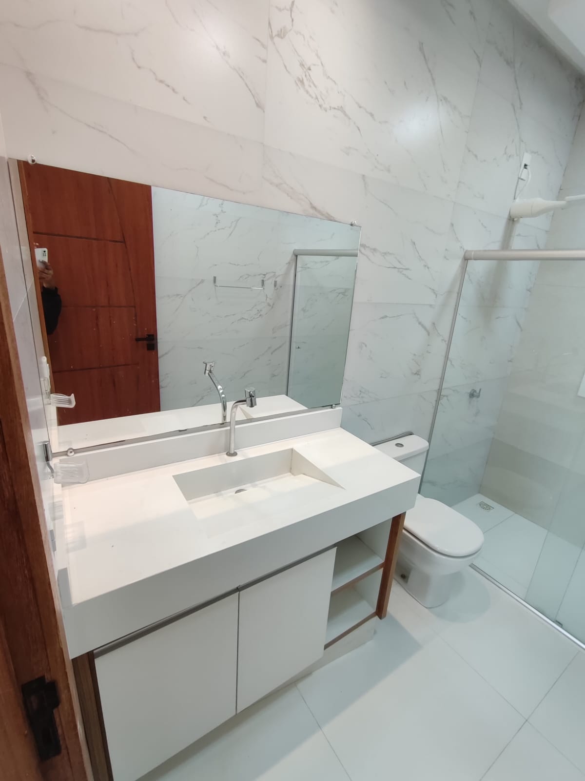 Aluga Casa Moderna com Área gourmet no Bairro Antares