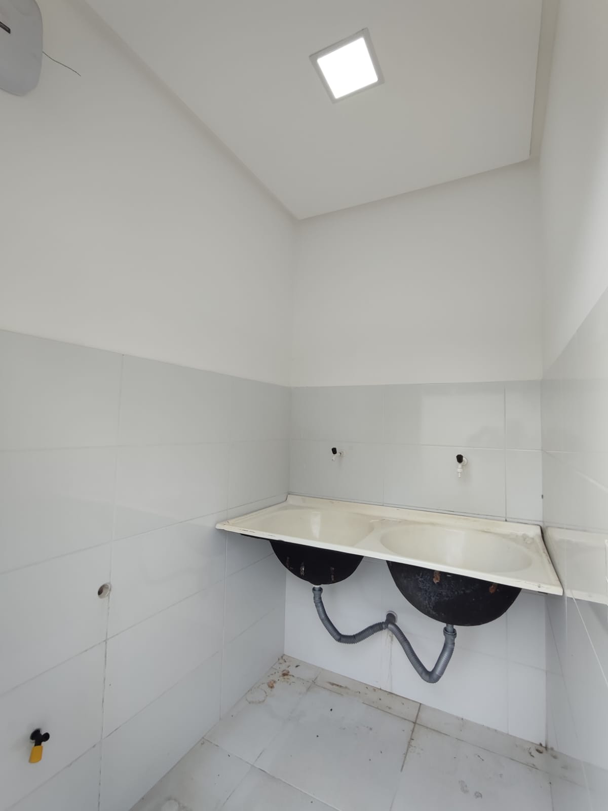 Aluga Casa Moderna com Área gourmet no Bairro Antares