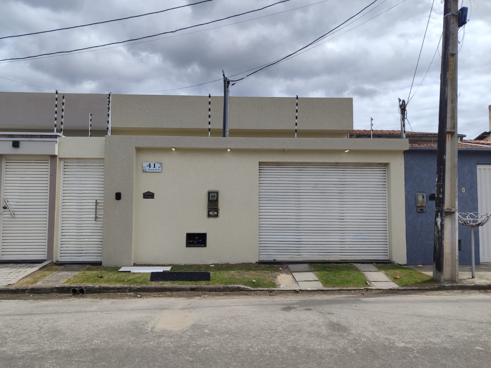 Aluga Casa Moderna com Área gourmet no Bairro Antares