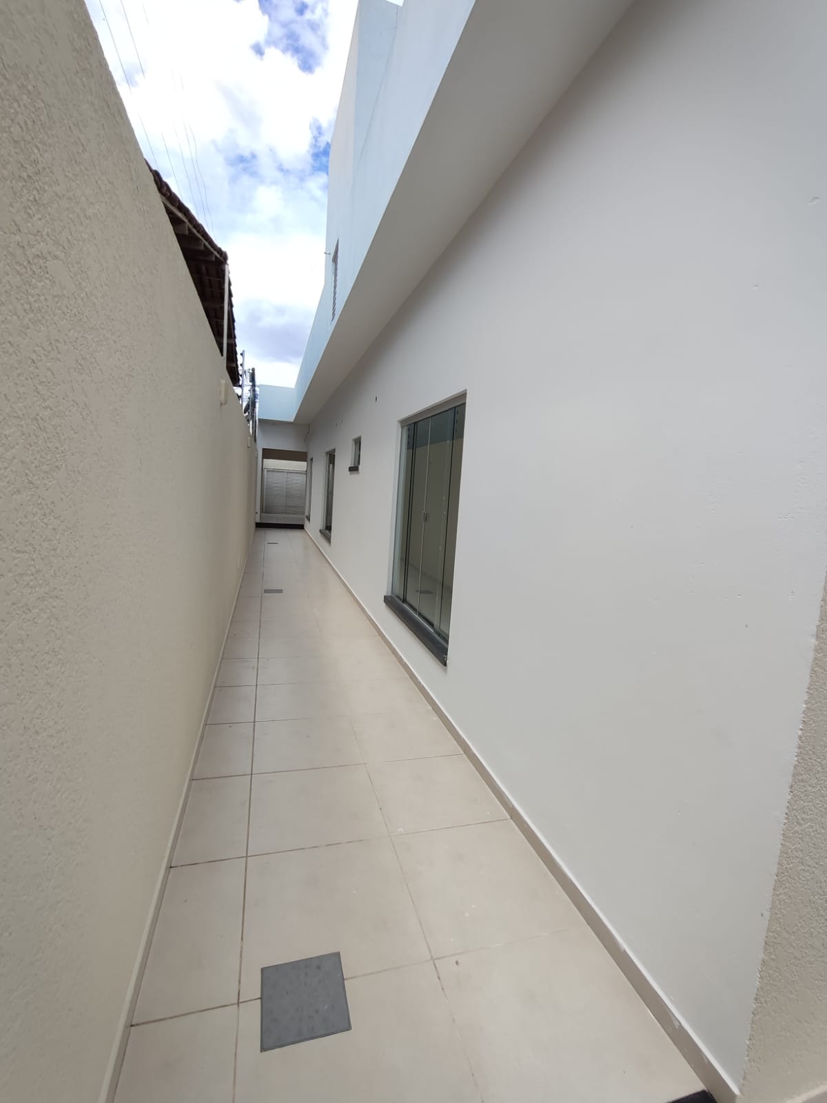 Aluga Casa Moderna com Área gourmet no Bairro Antares