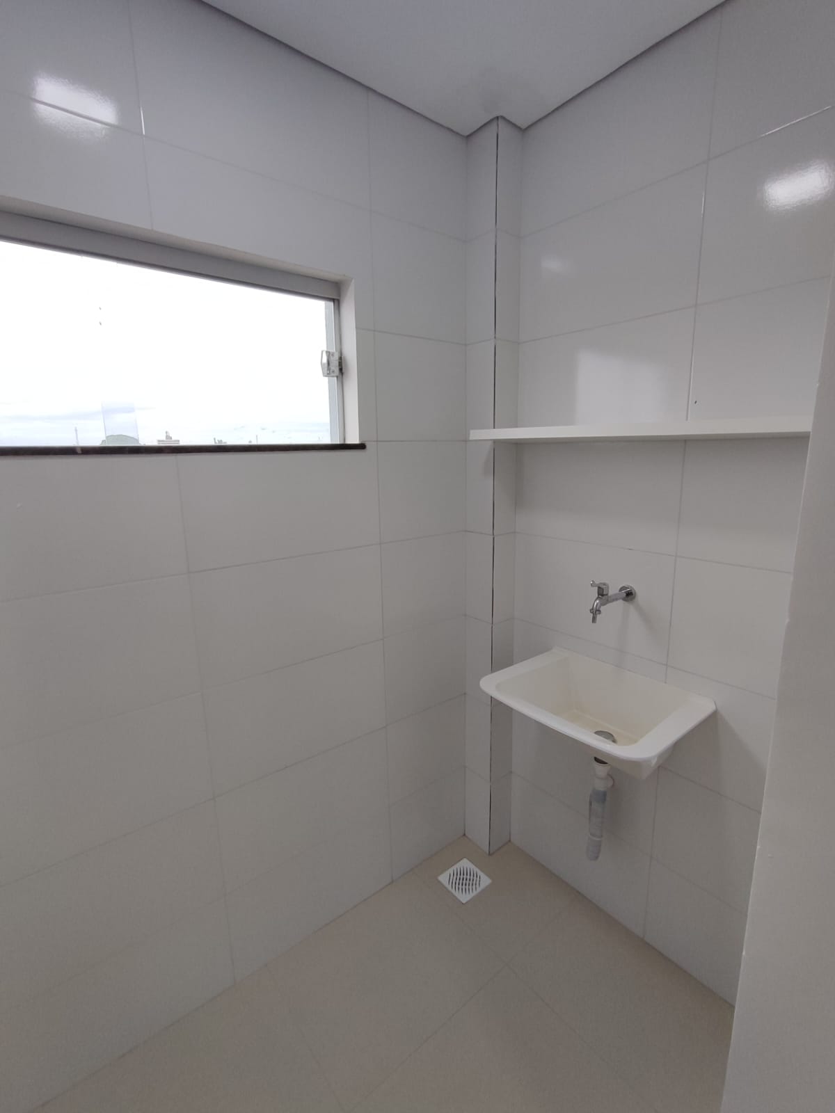 Aluga Apartamento Semimobiliado com 2/4 no Centro (Próx. a faculdade Pitágoras - 3º ANDAR)