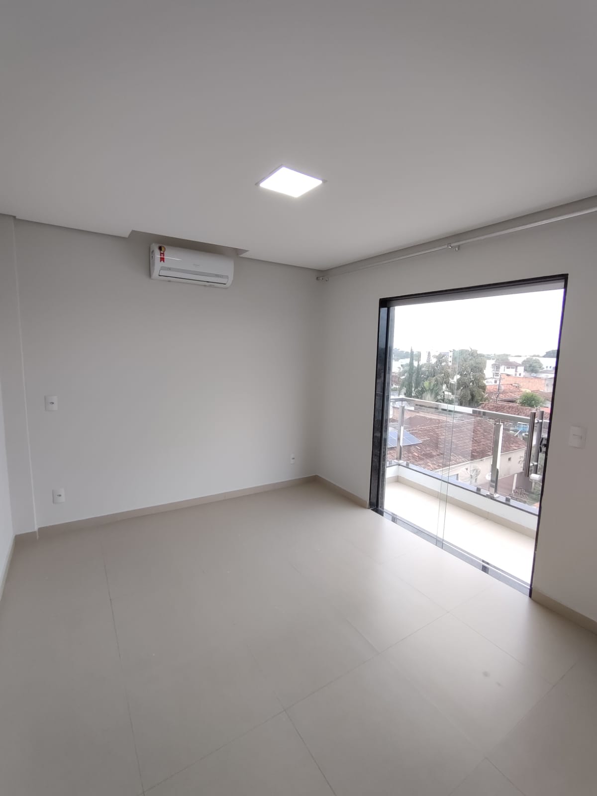 Aluga Apartamento Semimobiliado com 2/4 no Centro (Próx. a faculdade Pitágoras - 3º ANDAR)