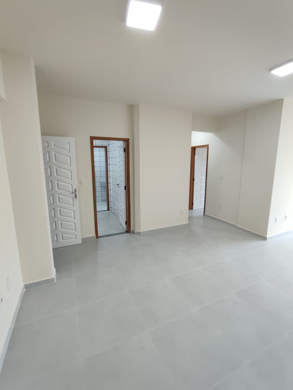 Aluga Apartamento com Garagem no Centro (2º ANDAR - FUNDOS)