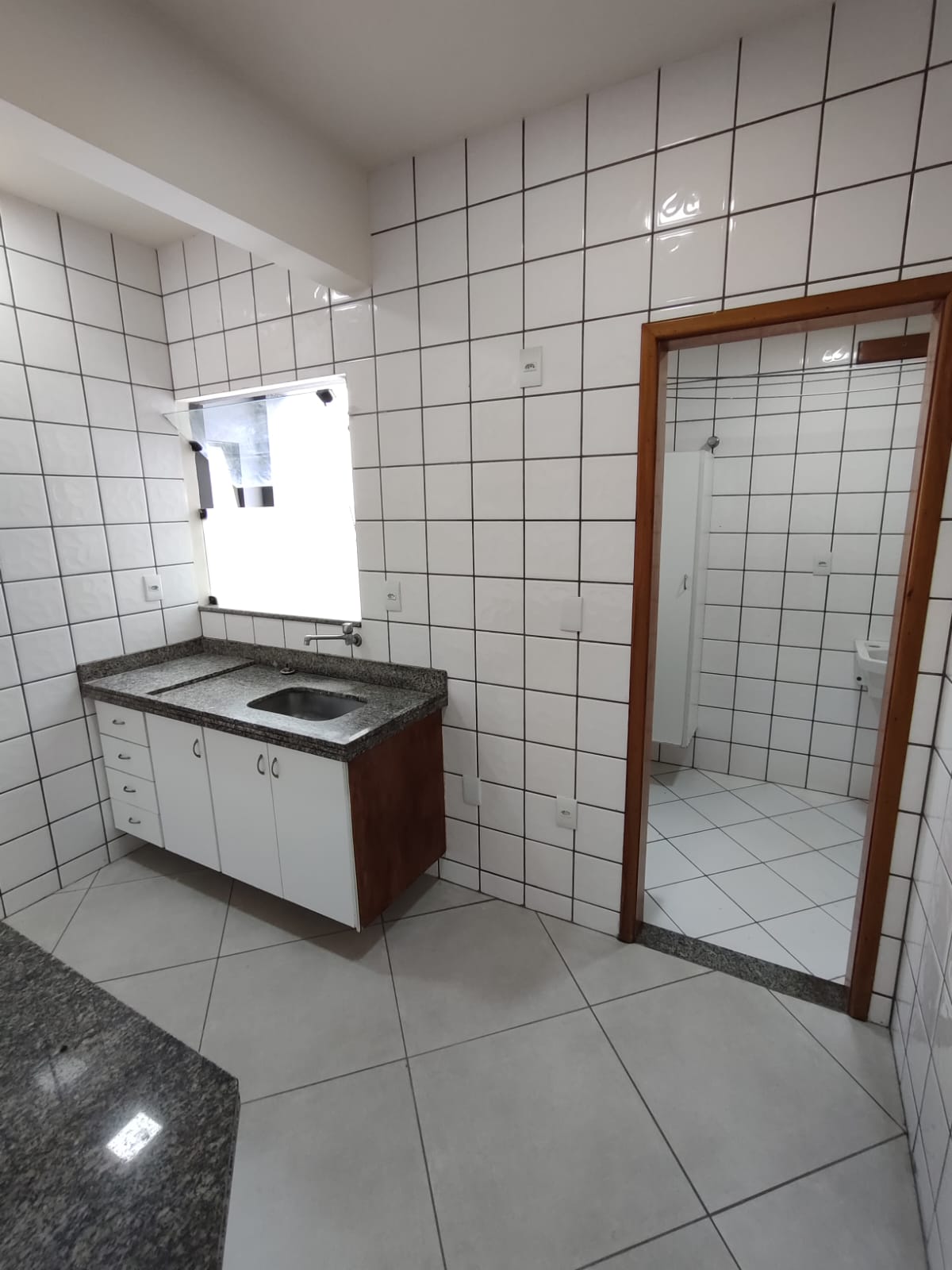 Aluga Apartamento com Garagem no Centro (2º ANDAR - FUNDOS)