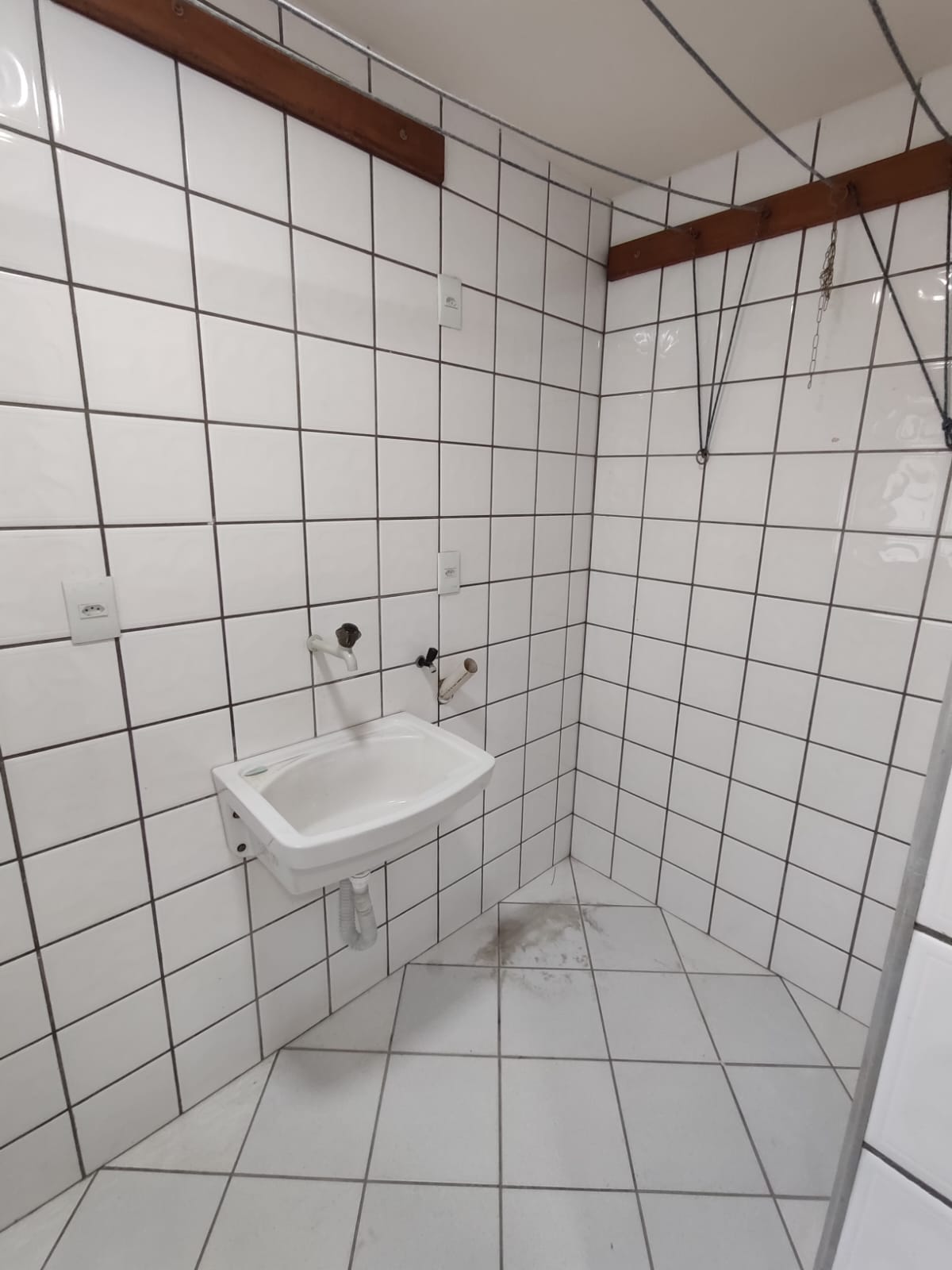 Aluga Apartamento com Garagem no Centro (2º ANDAR - FUNDOS)