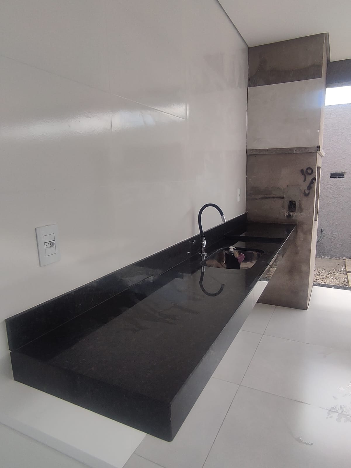 Vende bela casa no Jardim América III.